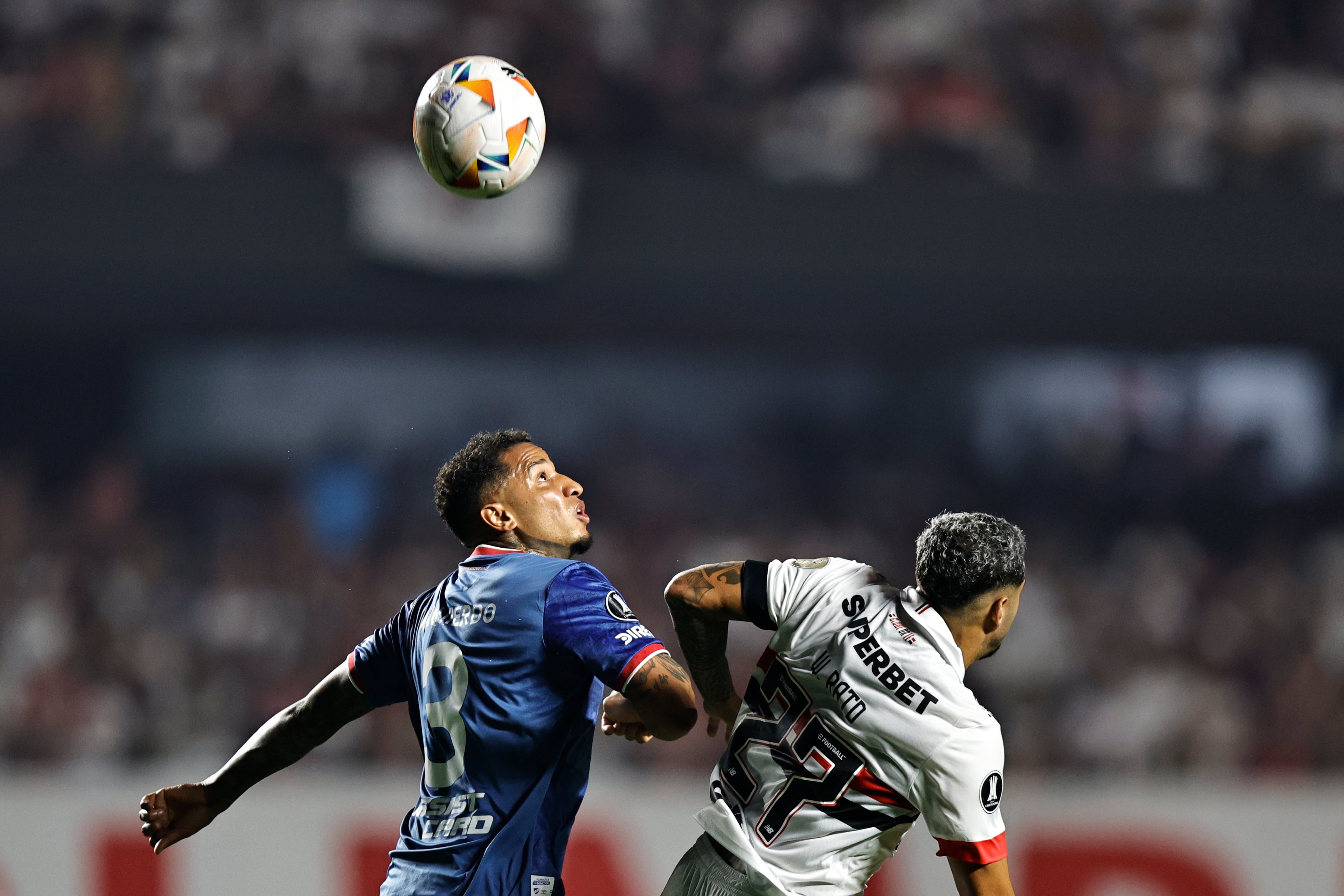 Fotografía del 22 de agosto de 2024 de Juan Izquierdo (i) durante un partido de Copa Libertadores entre Sao Paulo y Nacional en el estadio Morumbi. EFE/ Isaac Fontana 