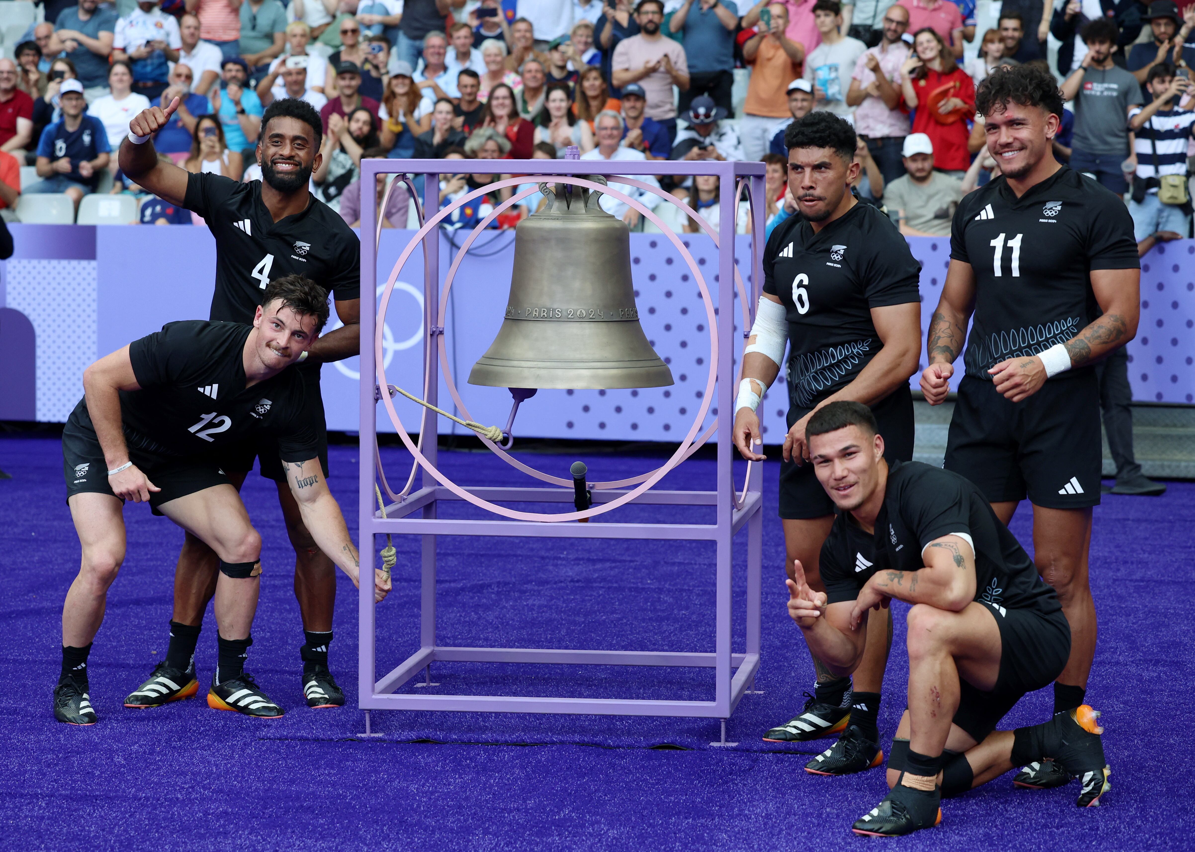 Los jugadores de los All Blacks celebran su triunfo frente a Japón en el inicio del rugby 7 e hicieron sonar una campana en el estadio (REUTERS/Phil Noble)