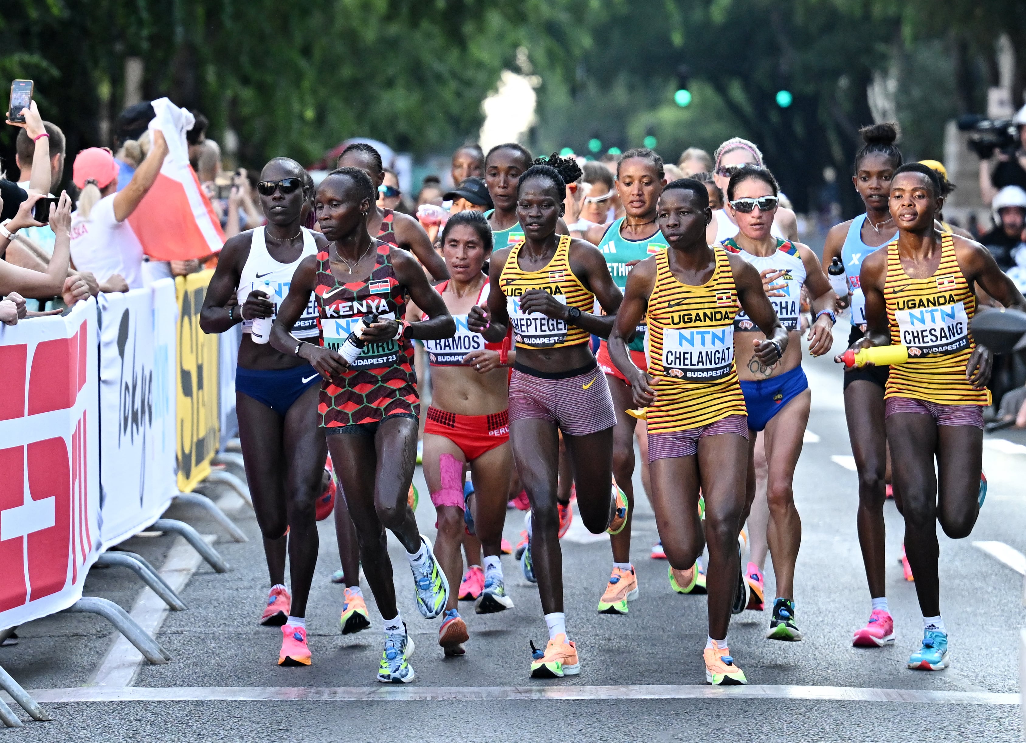 Rosemary Wanjiru de Kenia, Zaida Ramos de Perú, Rebecca Cheptegei de Uganda, Mercyline Chelangat y Doreen Chesang en acción durante la final de maratón femenina en el Campeonato Mundial en el Centro Nacional de Atletismo, Budapest, Hungría (REUTERS/Dylan Martínez)