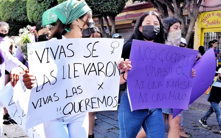 Mujeres con carteles en contra de la desaparición de mujeres.