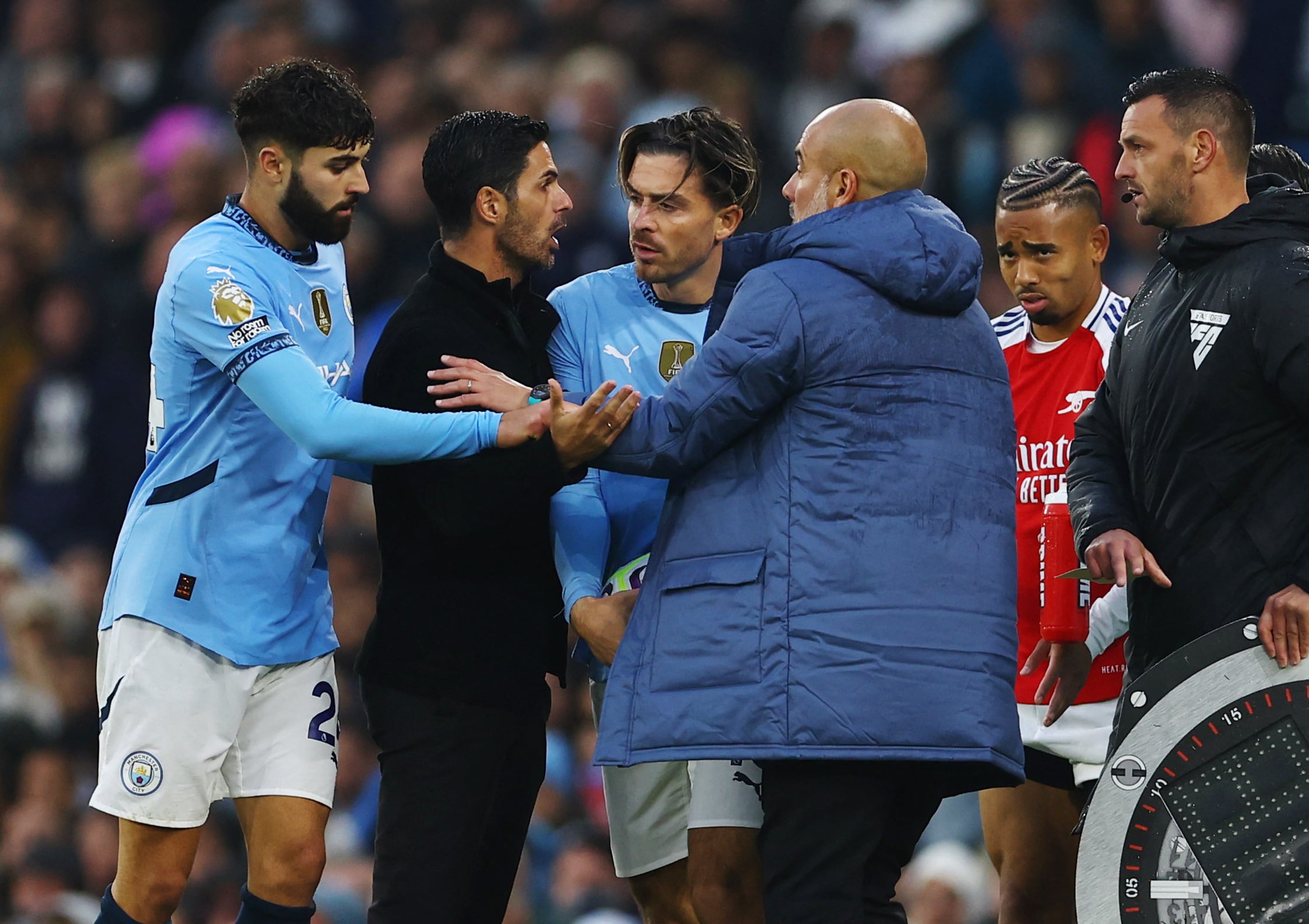 Guardiola y Arteta se cruzaron en medio del partido (REUTERS/Molly Darlington)