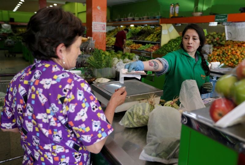 El gremio y las cámaras empresariales volverán a reunirse en noviembre para revisar las escalas salariales y realizar ajustes adicionales si las condiciones (Reuters)