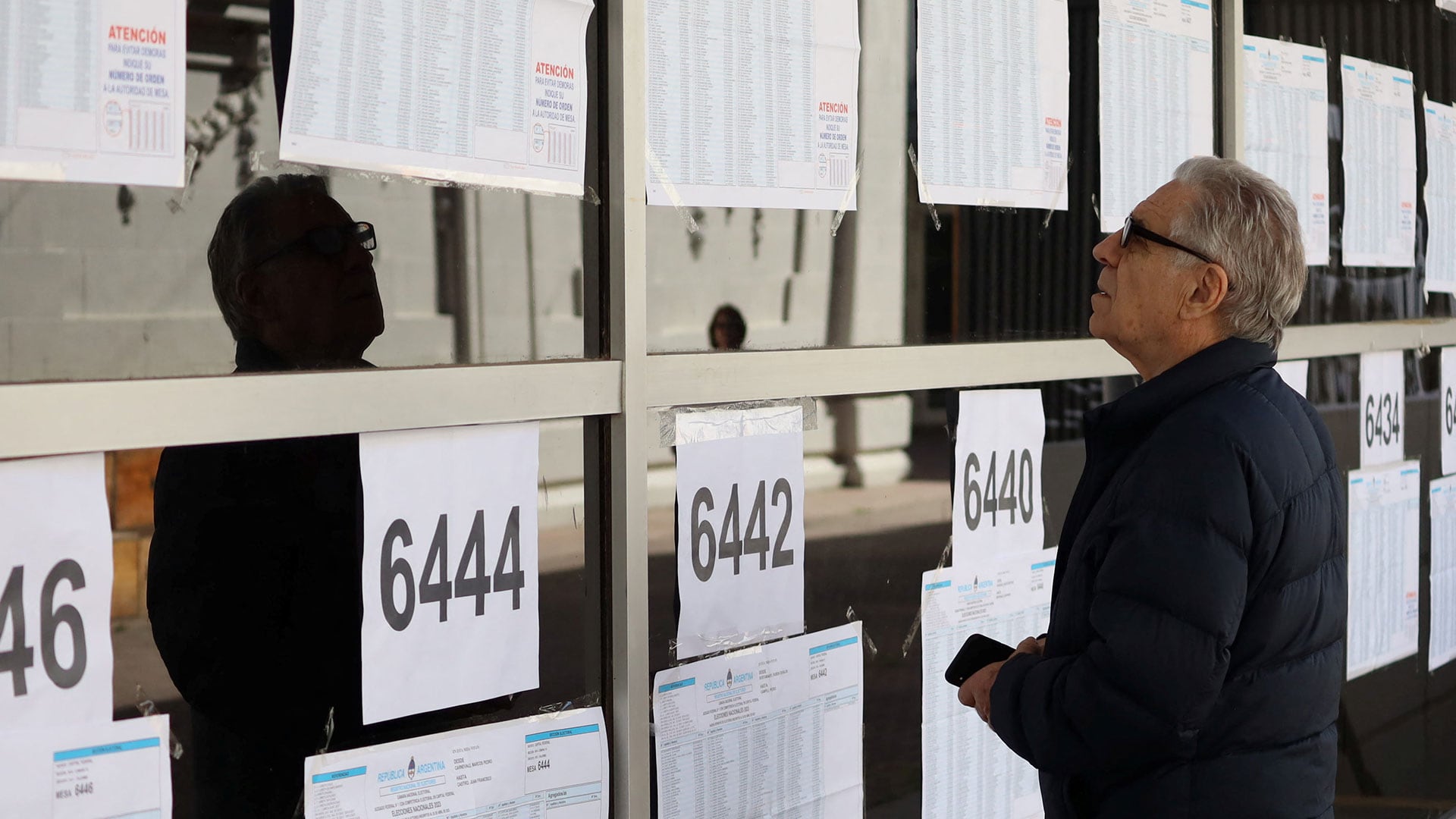 Elecciones - Balotaje 2023 gente votando urna generica buenos aires