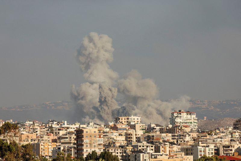 Humo en Tiro, sur de Líbano, tras un ataque israelí (REUTERS/Aziz Taher)