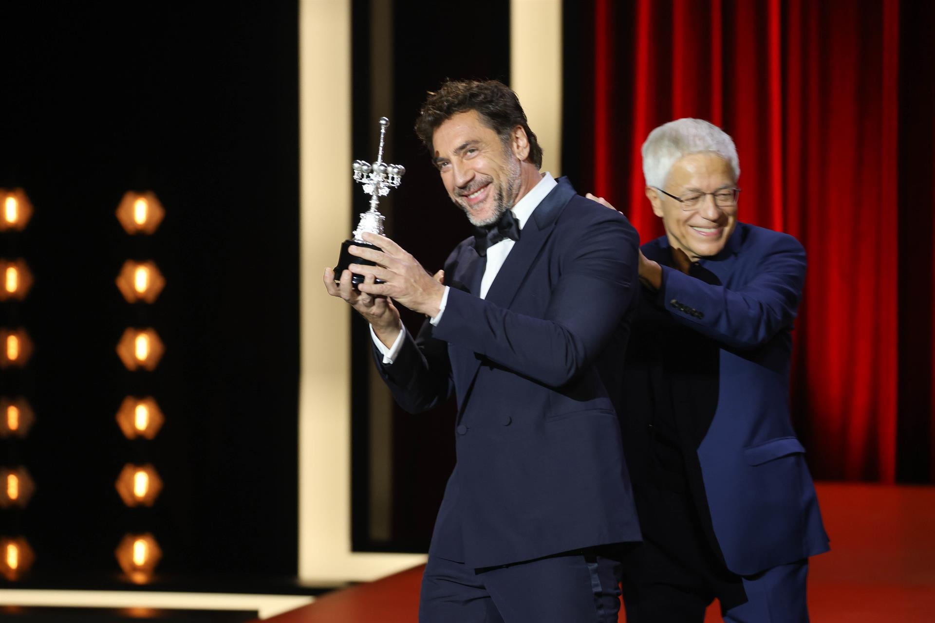 Bardem dedica el Premio Donostia a su madre y a Penélope Cruz y avisa sobre la actualidad : 