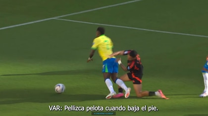 Los audios del VAR de las polémicas en Brasil-Colombia: el penal no sancionado a Vinicius Jr. y el offside en el gol de Davinson Sánchez