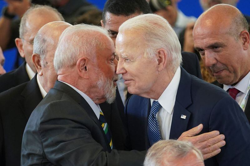 Joe Biden y Luis Ignacio Lula da Silva dialogan en la cumbre del G7 en Borgo Egnazia, (Italia)