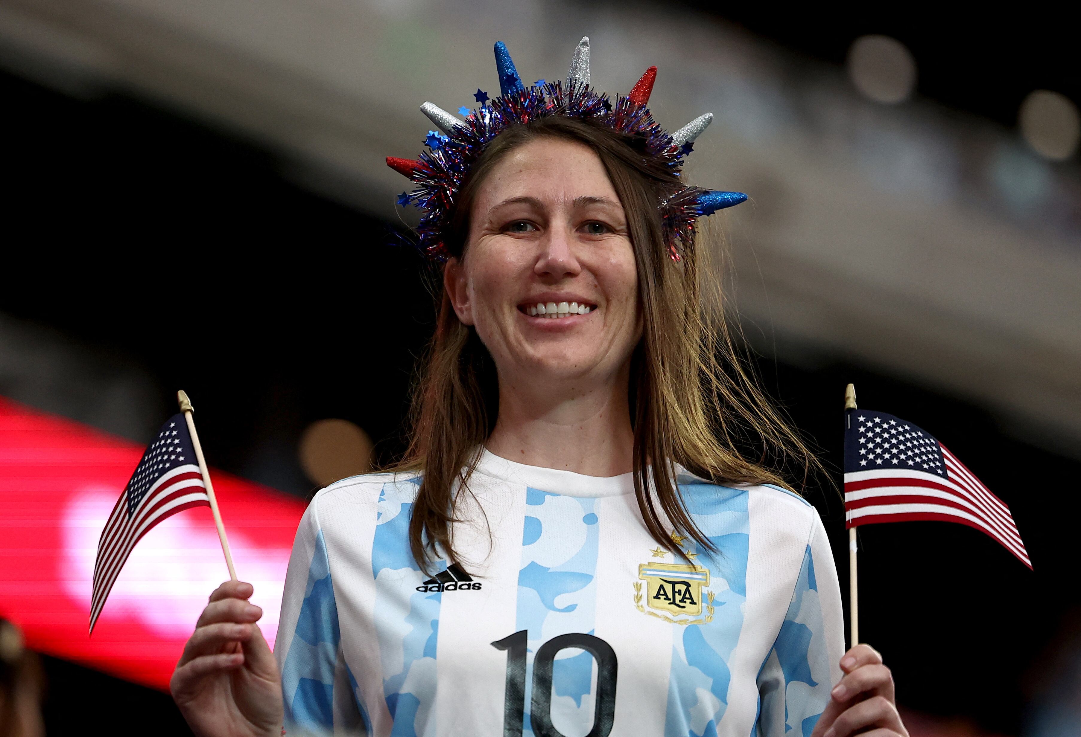 La fanática con la camiseta de Argentina y detalles estadounidenses como las banderas y la corona de la Estatua de la Libertad