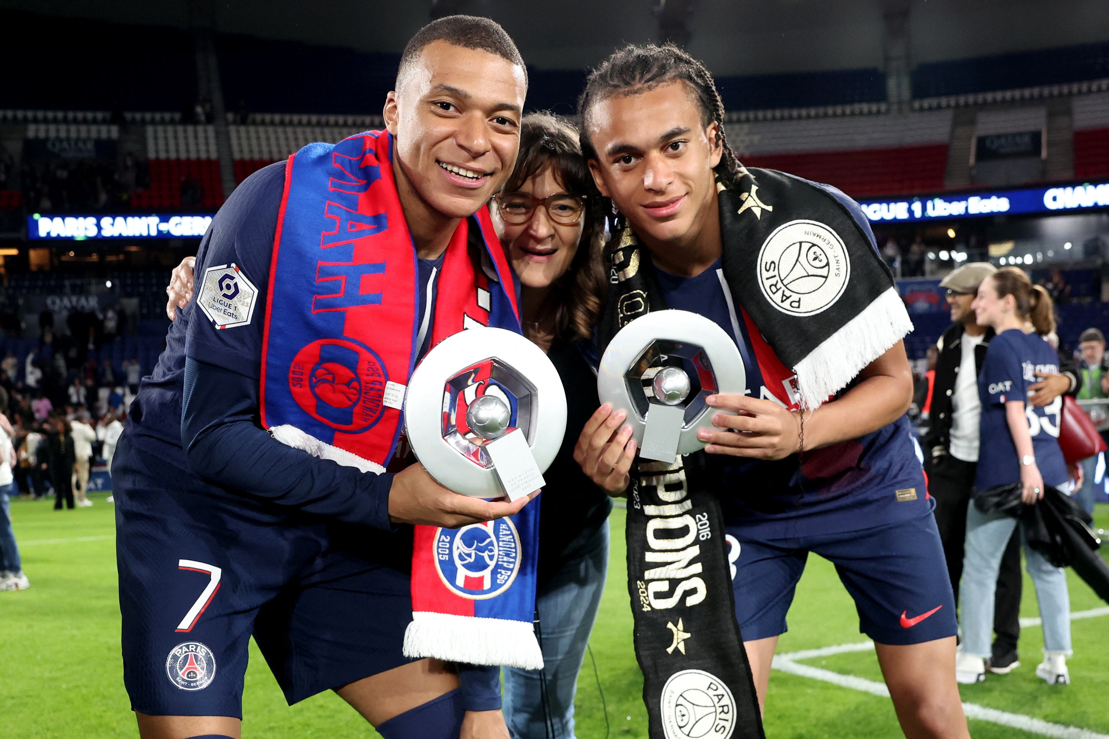 Kylian Mbappe con su hermano Ethan Mbappe y su madre Fayza Lamari (Foto: Reuters)