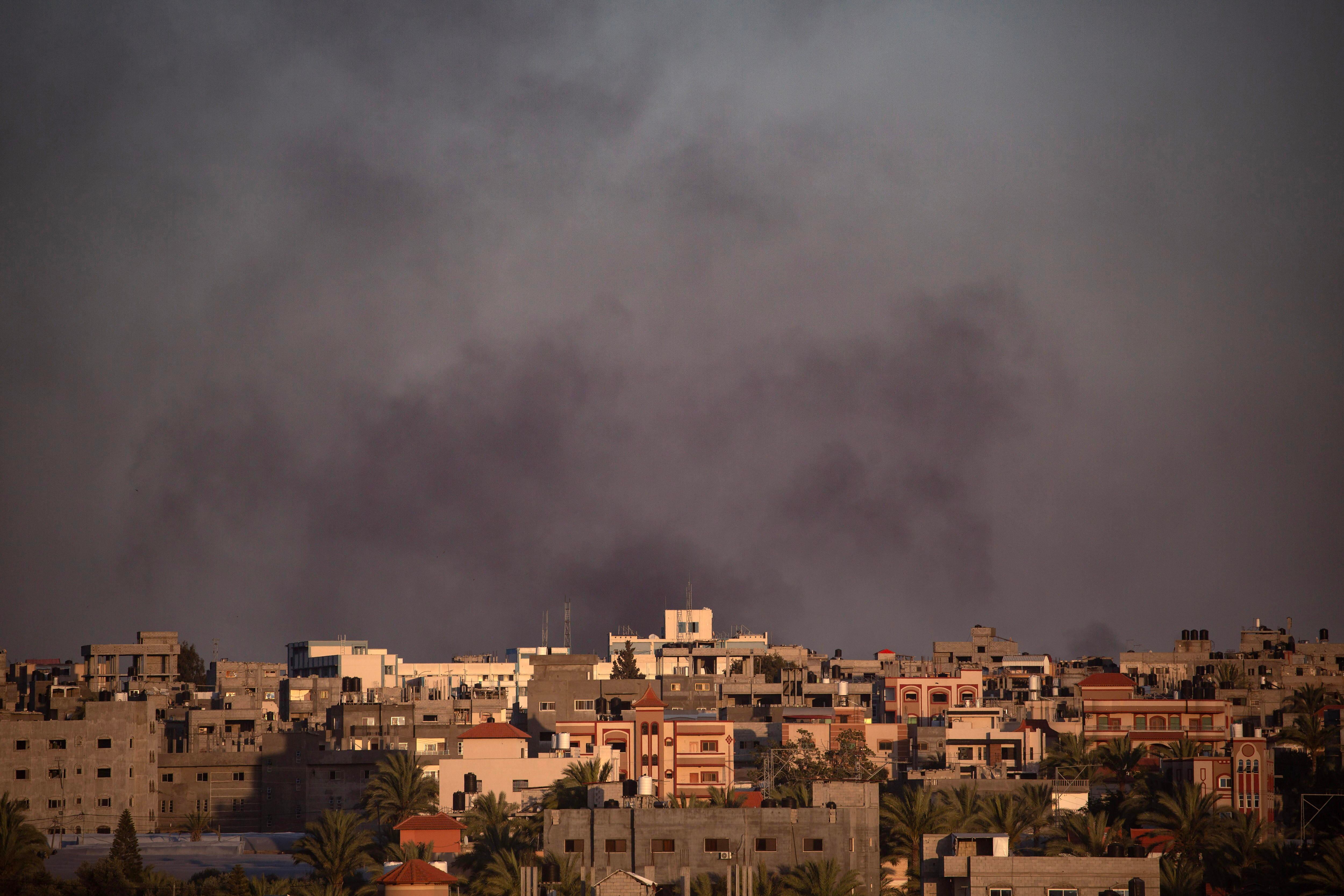 El humo se eleva después de un ataque aéreo israelí en Rafah (EFE/EPA/HAITHAM IMAD)