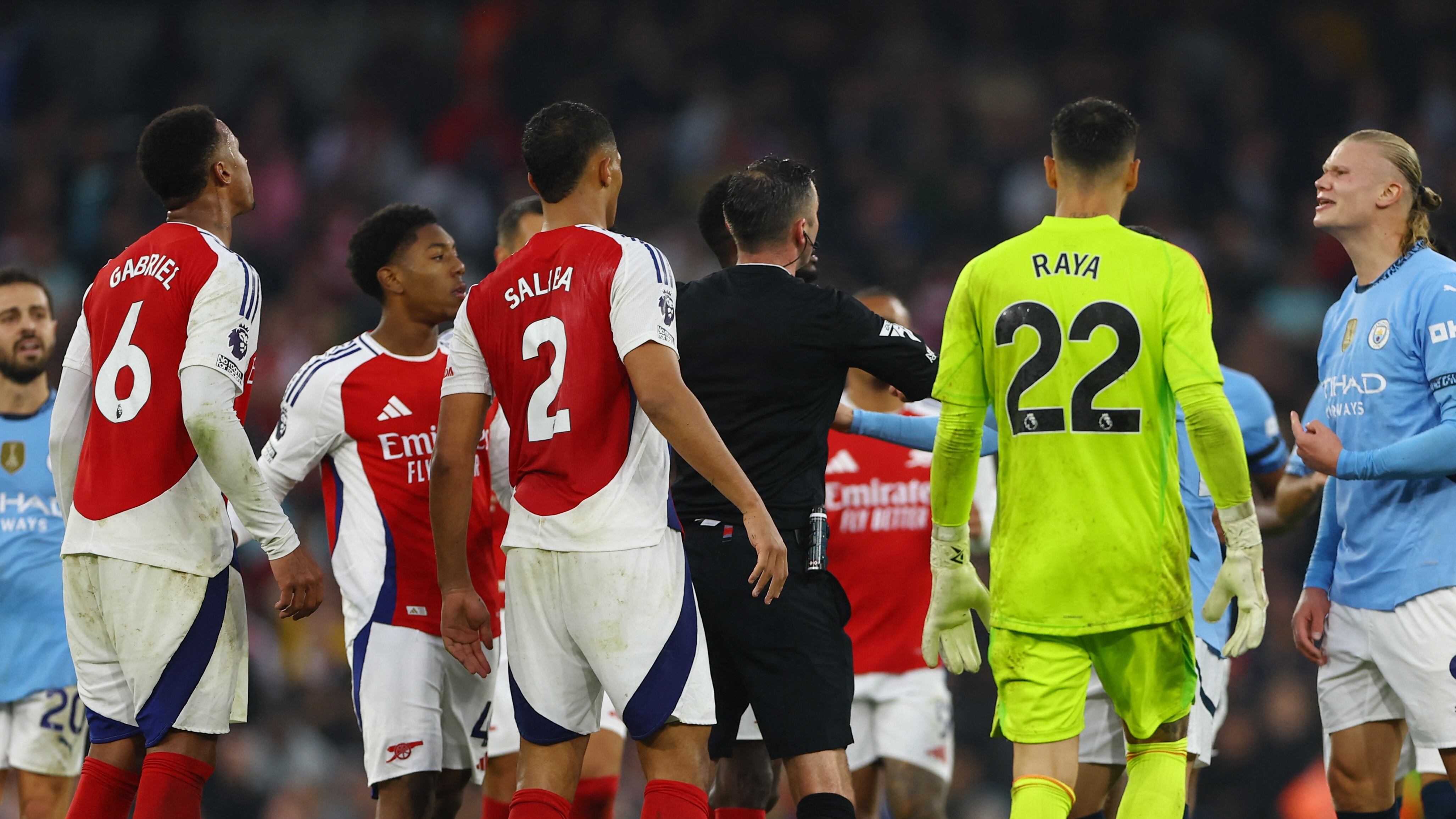 Los jugadores del City y Arsenal se cruzaron durante el partido (REUTERS/Molly Darlington)