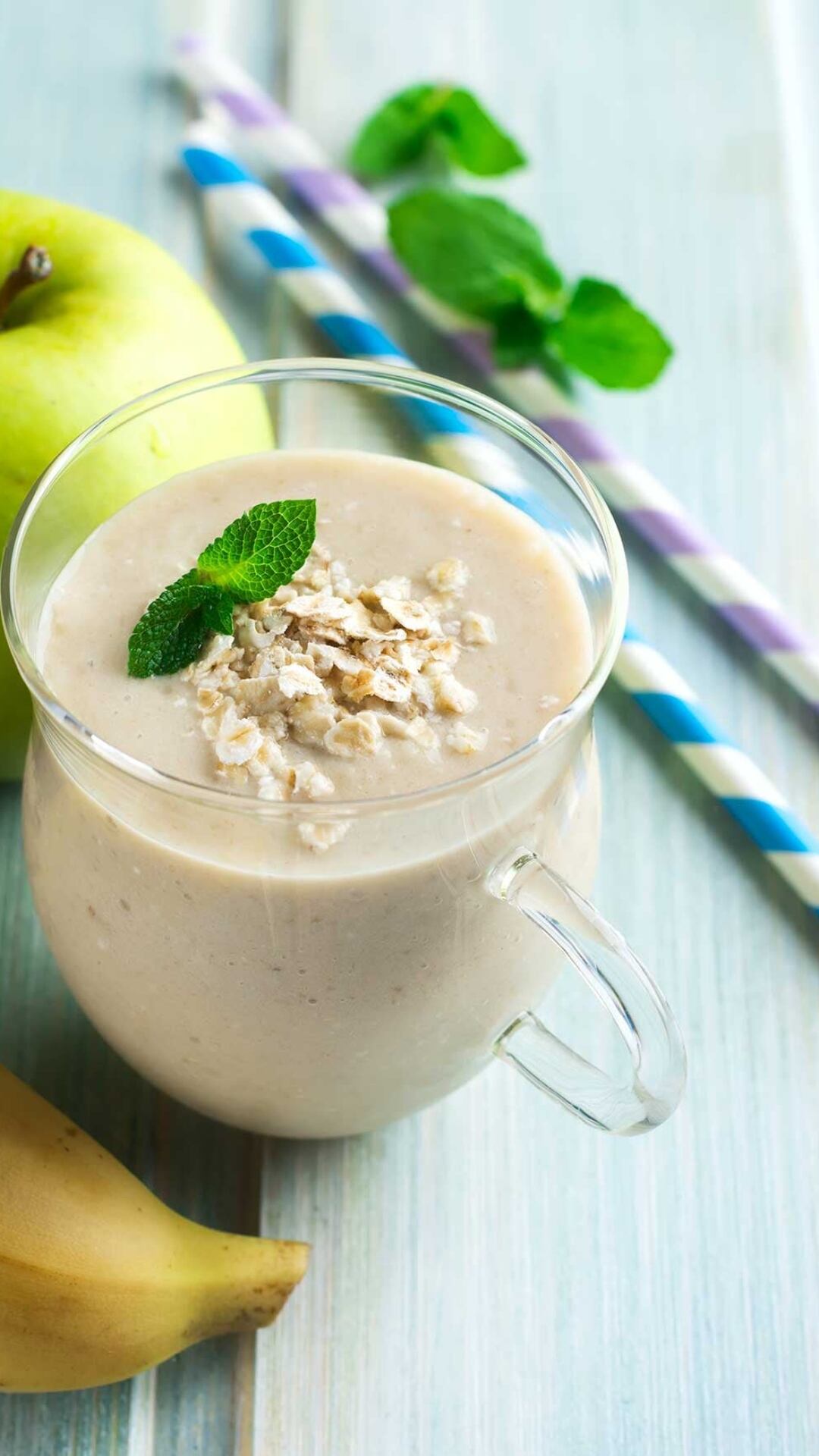 Una forma deliciosa de incluir la avena en tu alimentación es preparar un licuado de avena y manzana verde