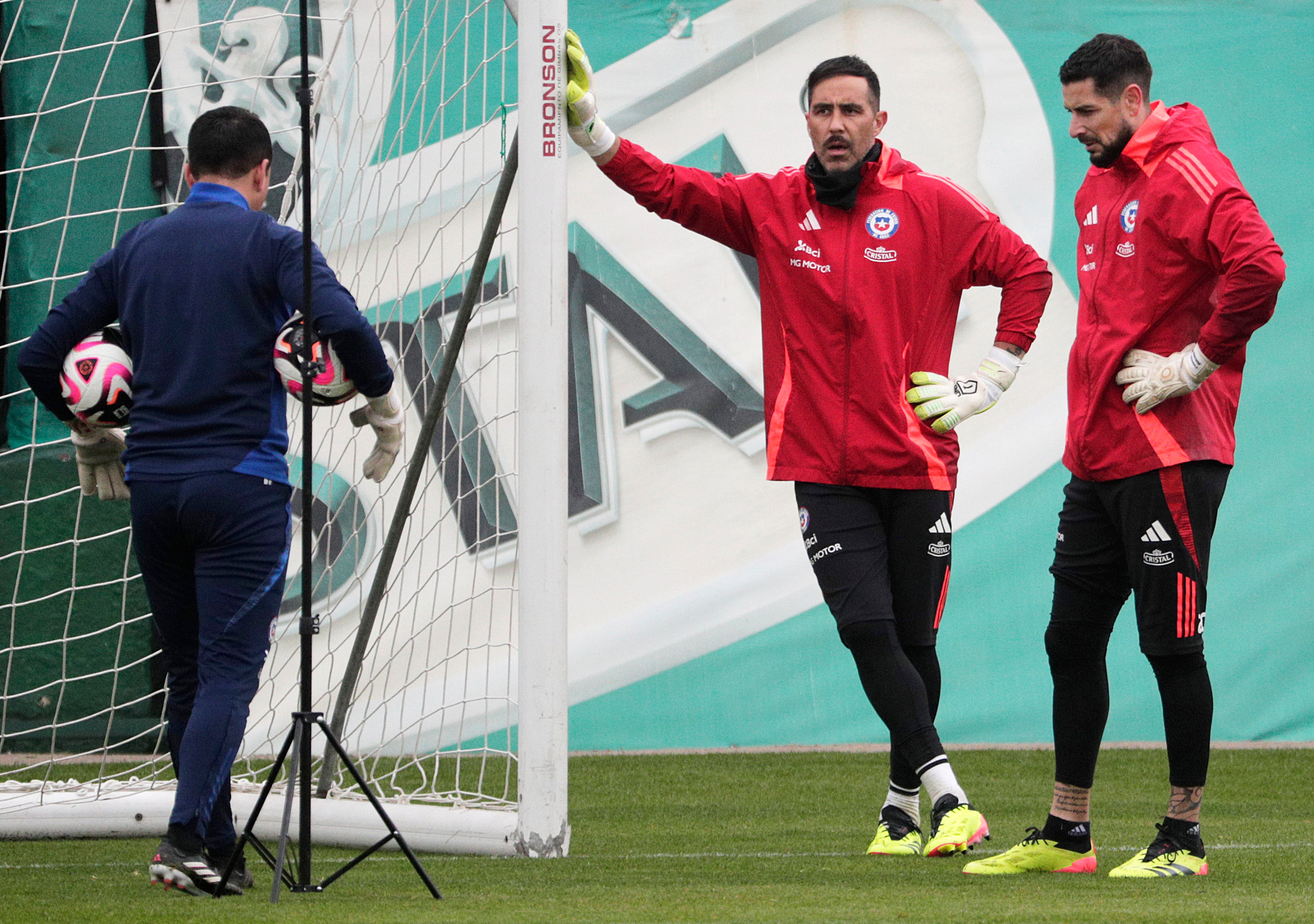 Gabriel Arias (derecha) ha sido el habitual suplente de Claudio Bravo en la selección de Chile. - créditos: EFE/ Elvis González.
