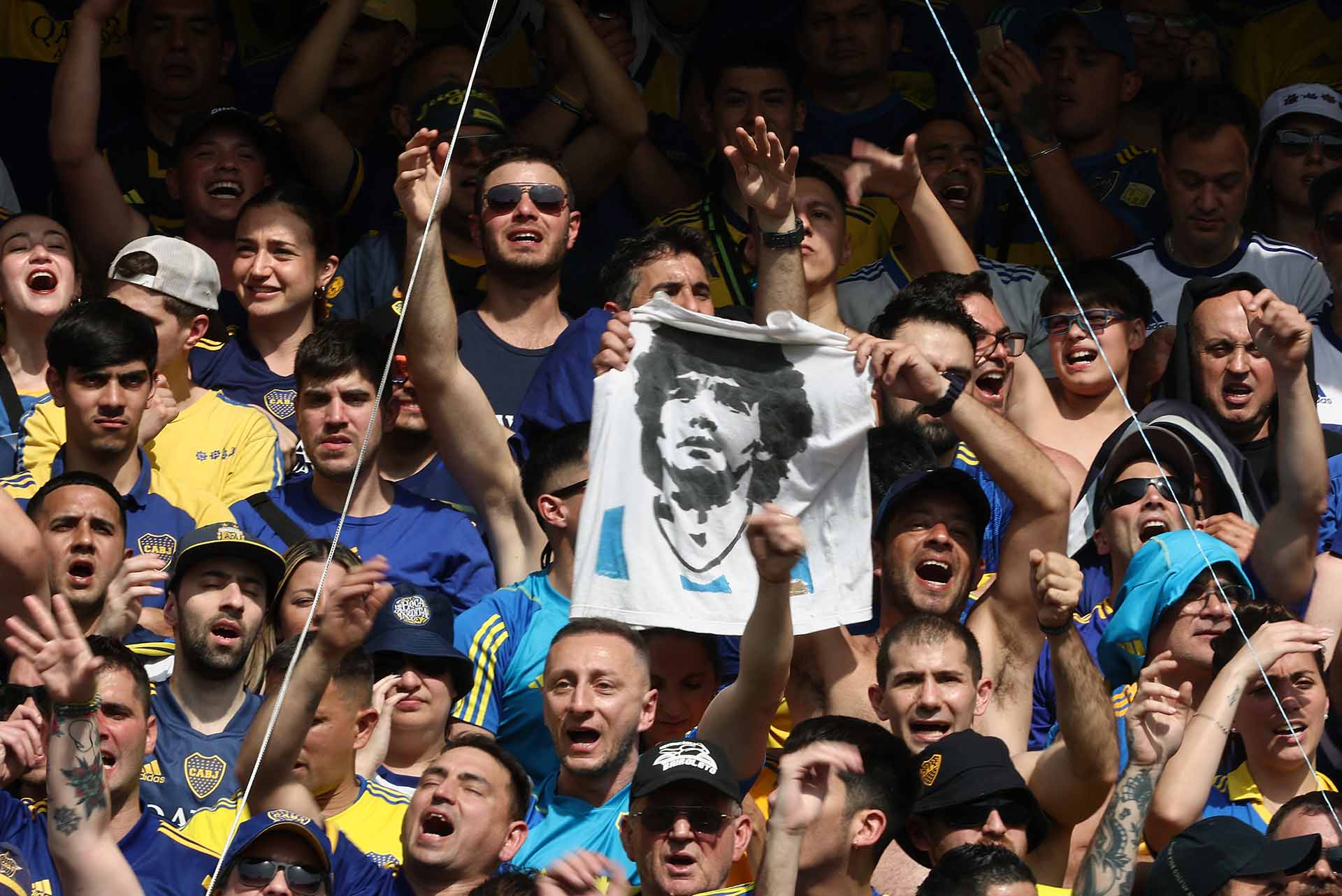 Clásico Boca vs River - Hinchas dentro de la cancha