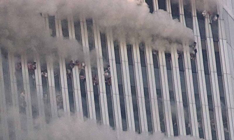 Las fotos del 11 S en las Torres Gemelas, que captaron la desesperación de las víctimas del atentado terrorista (AP)