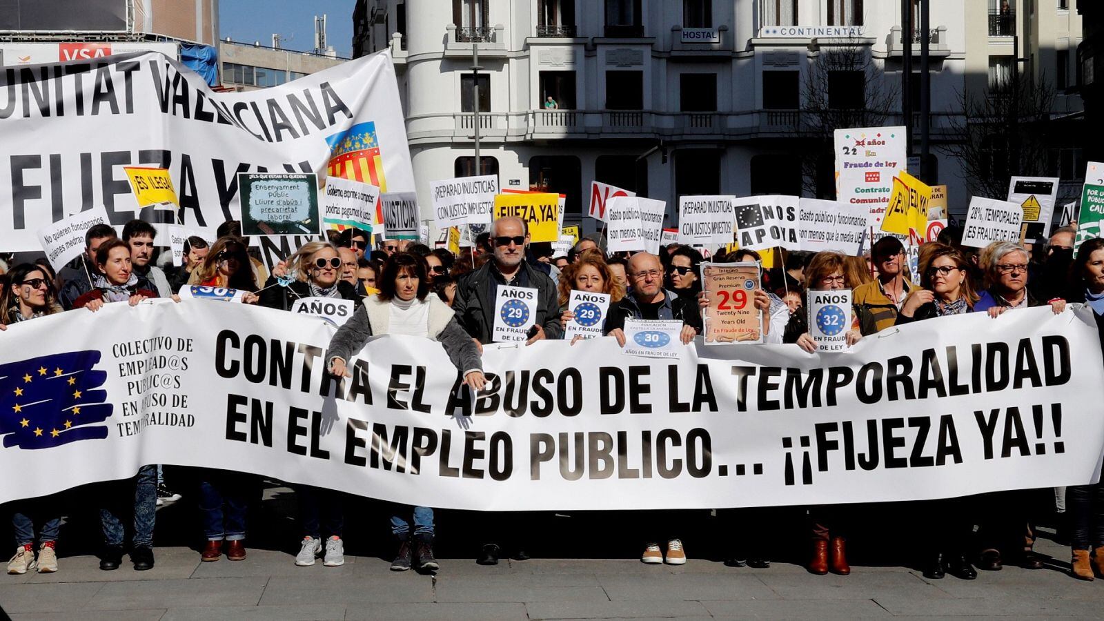 Una manifestación de plataformas de interinos en 2021 para protestar contra la temporalidad. (EFE / BALLESTEROS).