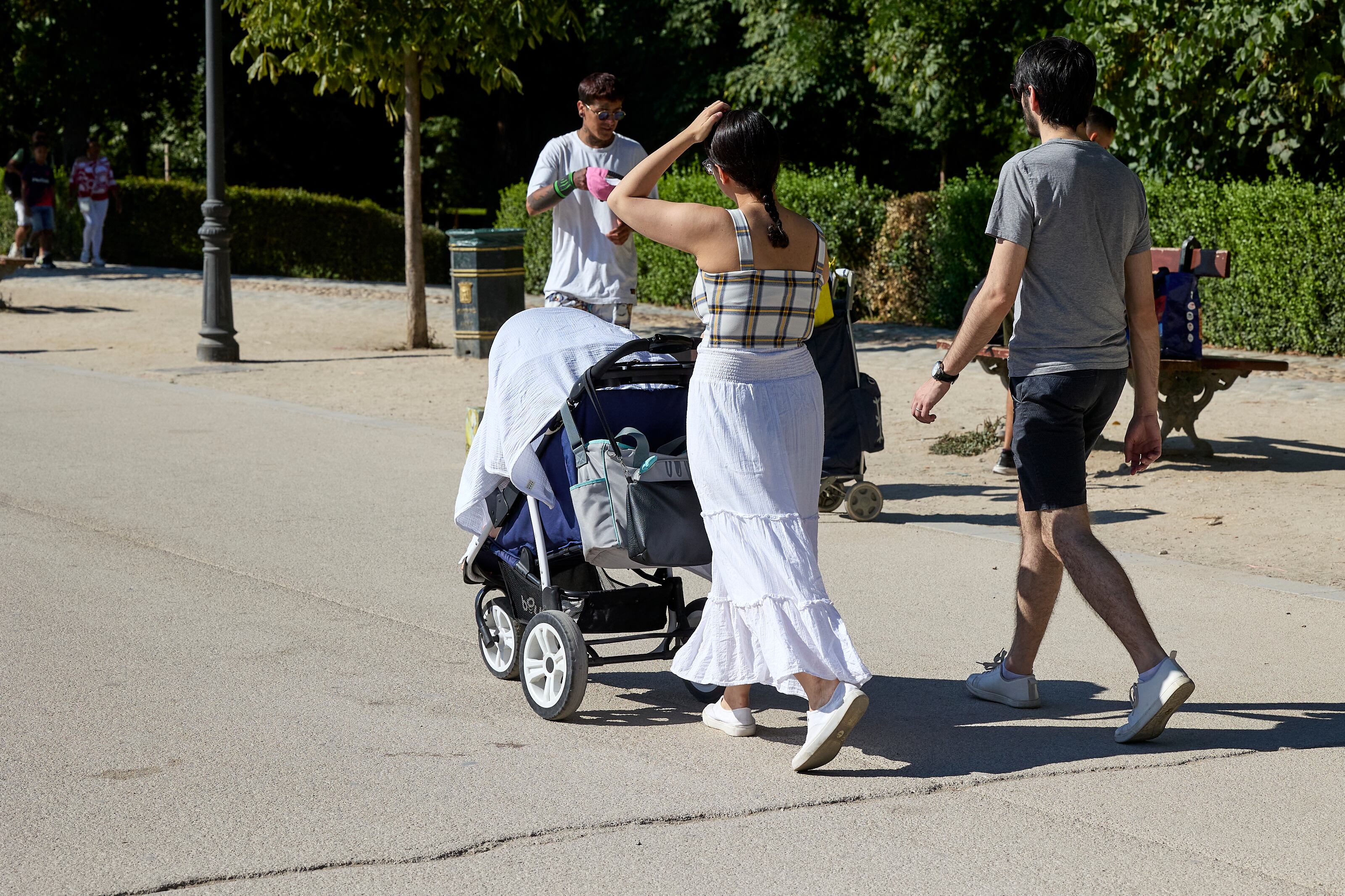 Una pareja pasea con un carrito de bebé en el parque de El Retiro, Madrid (España). (Jesús Hellín - Europa Press).
