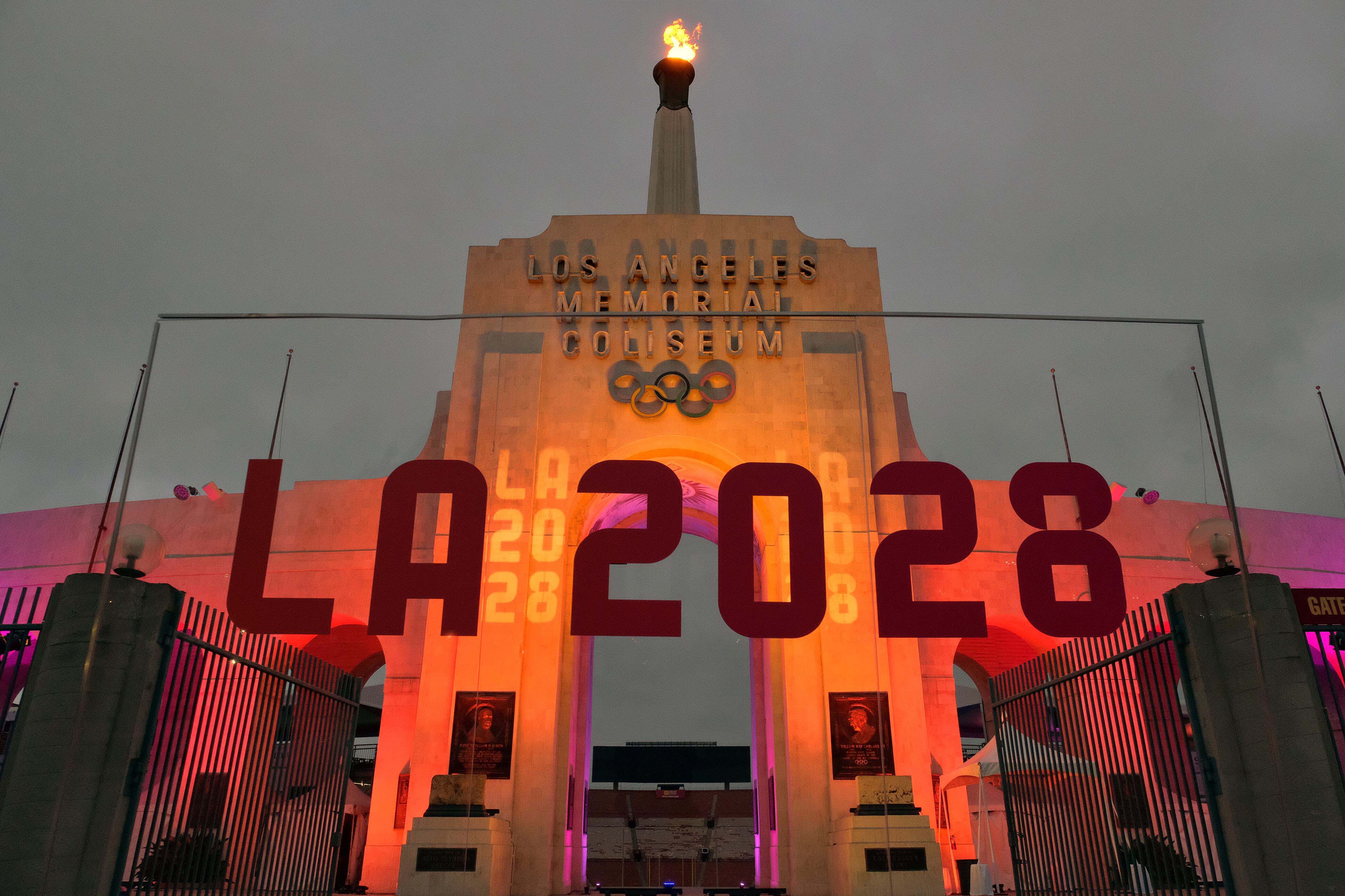 El Memorial Coliseum de Los Ángeles, un lugar icónico para el deporte de los EEUU (AP Foto/Richard Vogel, archivo)