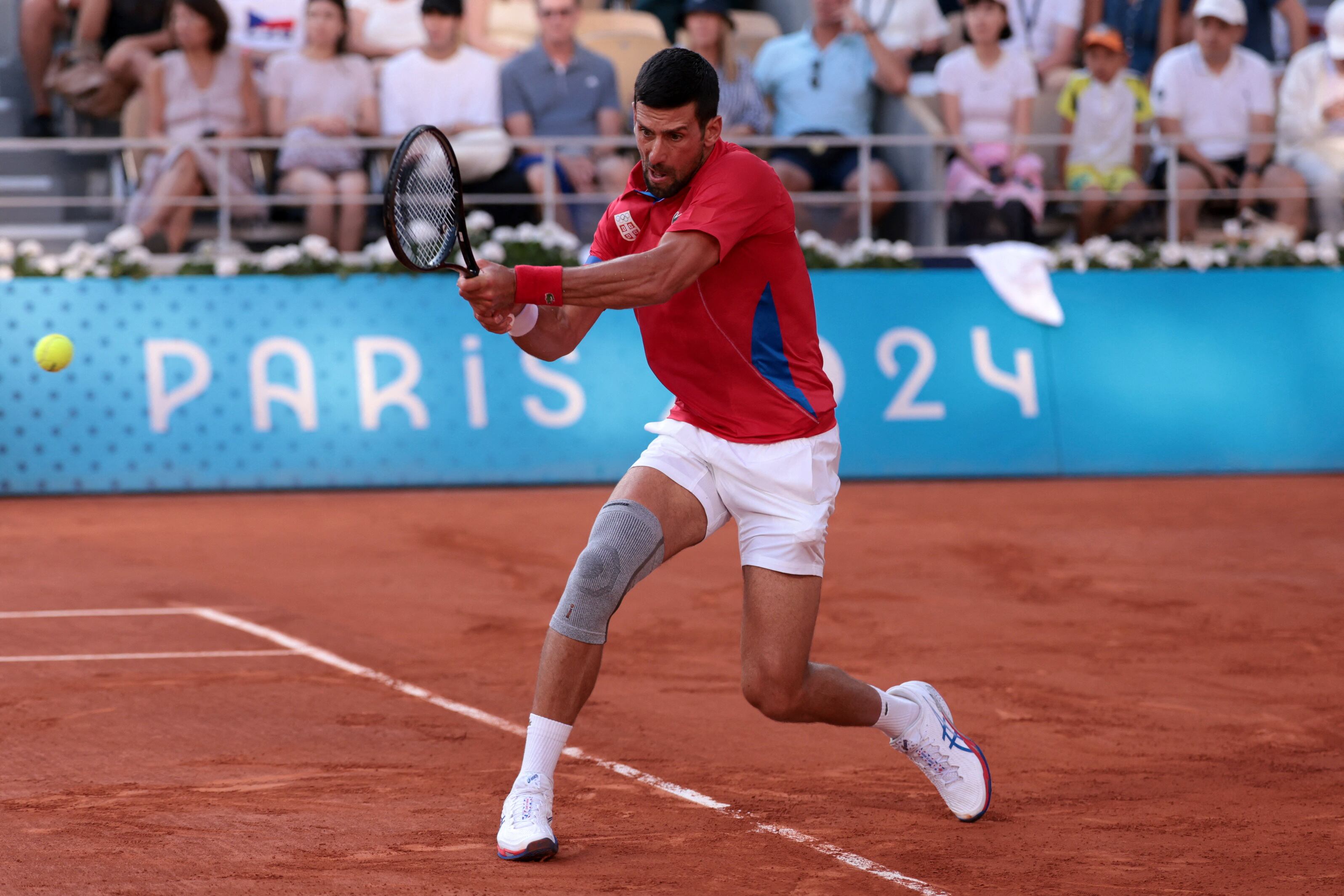 Novak Djokovic en acción ante el italiano Musetti en la semifinal del singles de los Juegos Olímpicos de París 2024 (REUTERS/Claudia Greco)