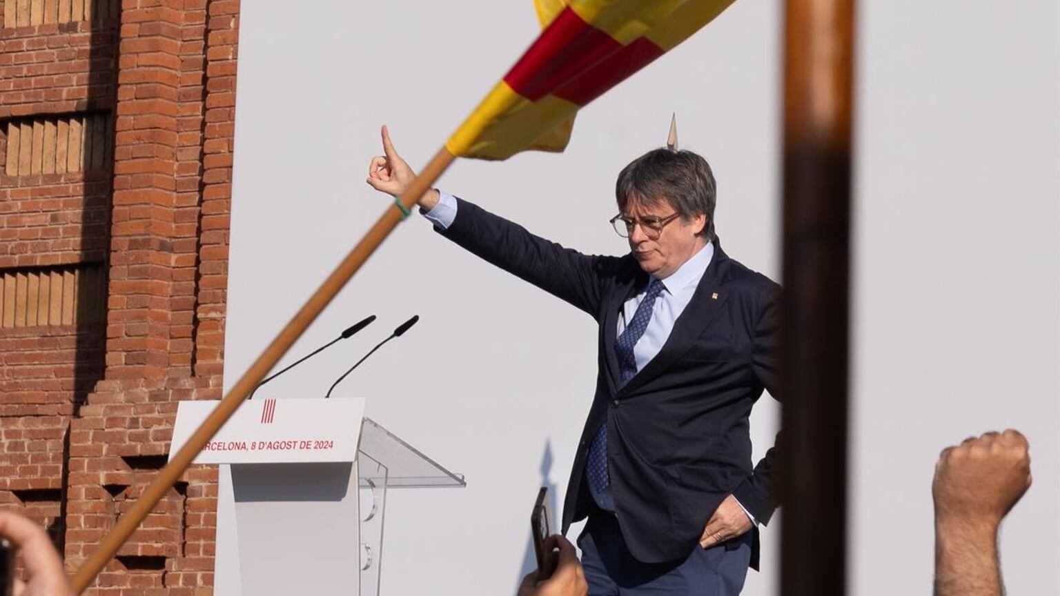 El expresidente de la Generalitat de Catalunya Carles Puigdemont llega a un acto de bienvenida en el paseo Lluís Companys, a 8 de agosto de 2024, en Barcelona. (David Zorrakino/Europa Press)
