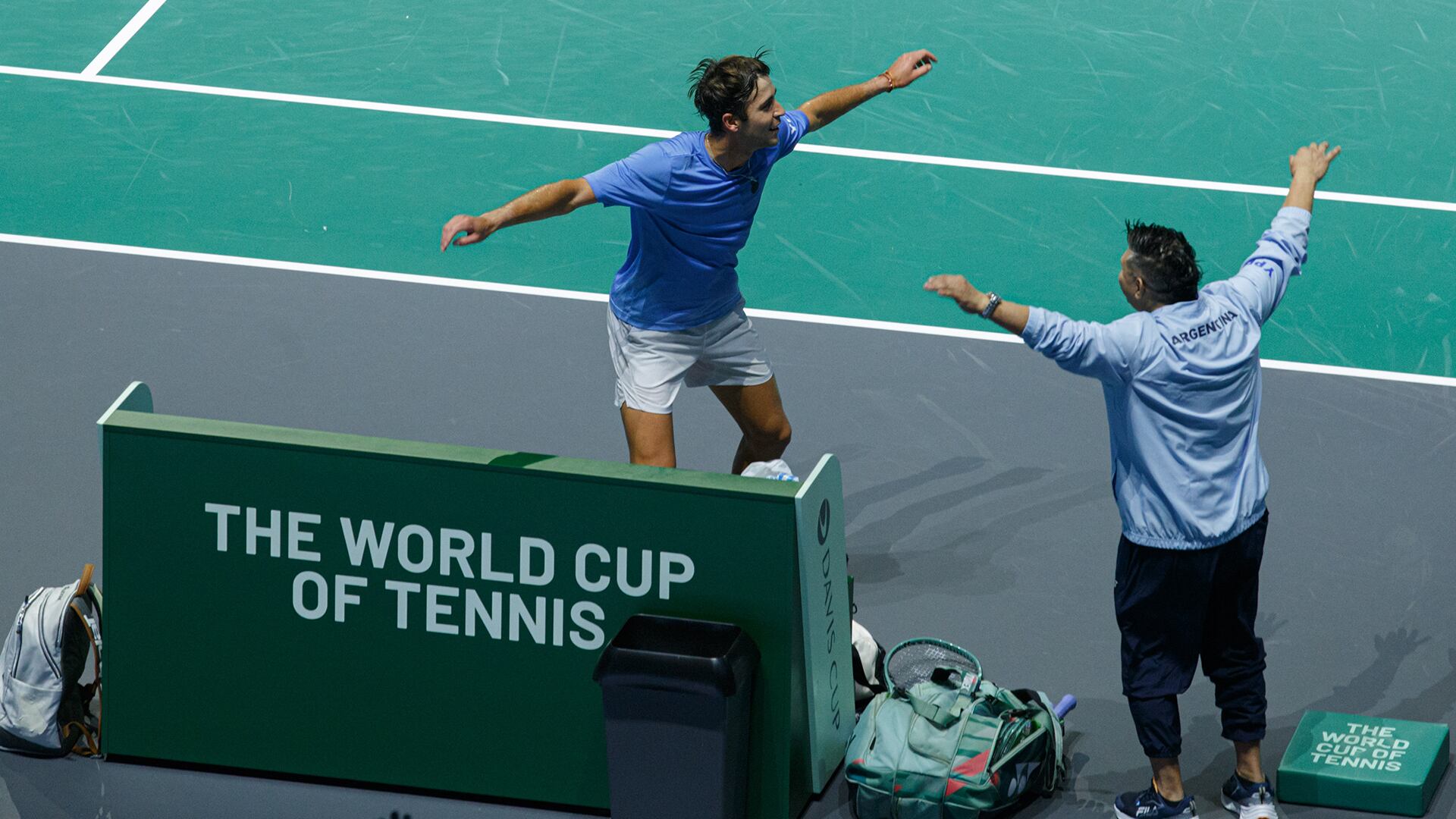 Tomás Etcheverry celebra su triunfo sobre Vasa en la Copa Davis Argentina v Finlandia