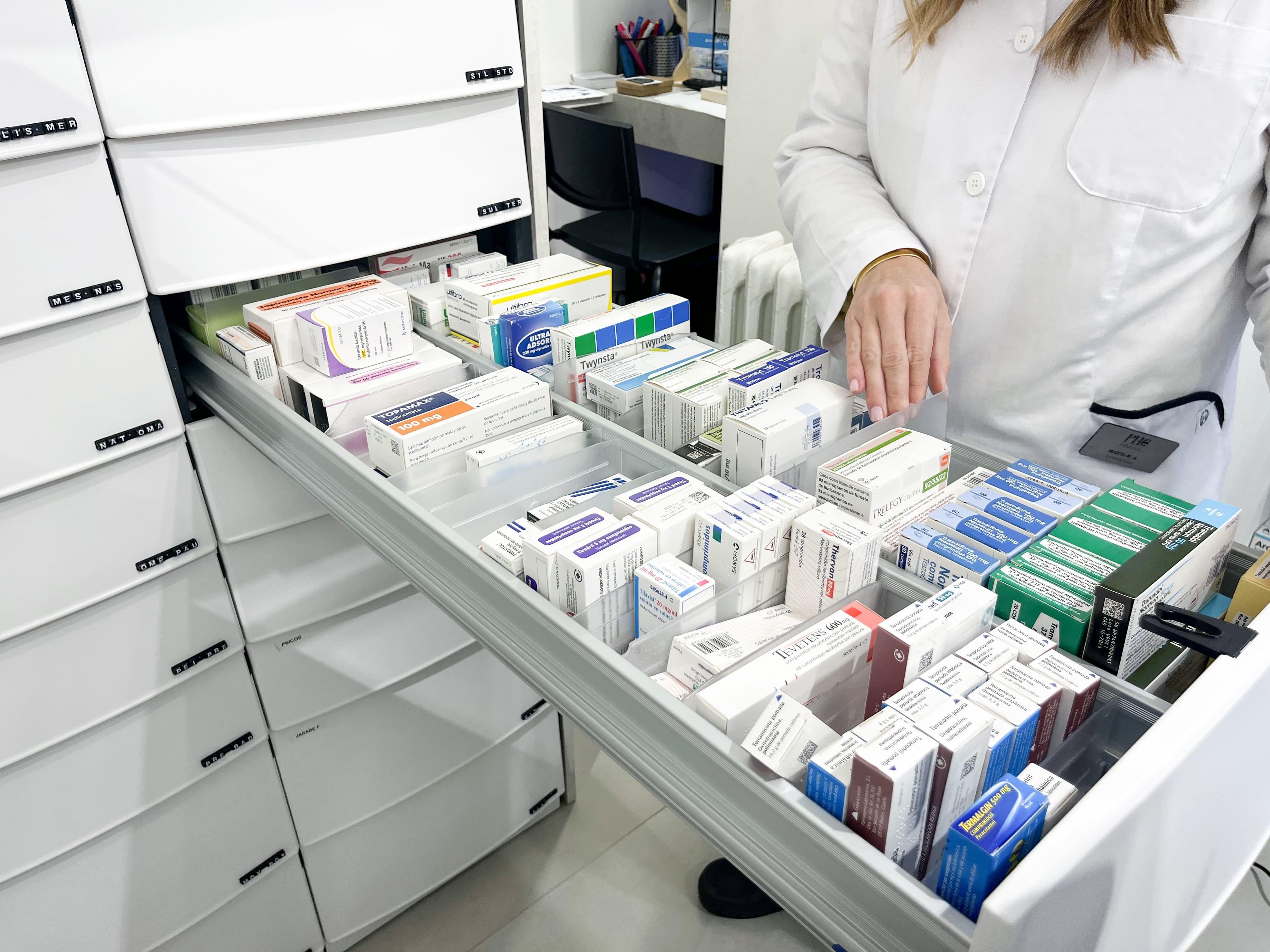 Medicamentos en una farmacia (Imagen de archivo)