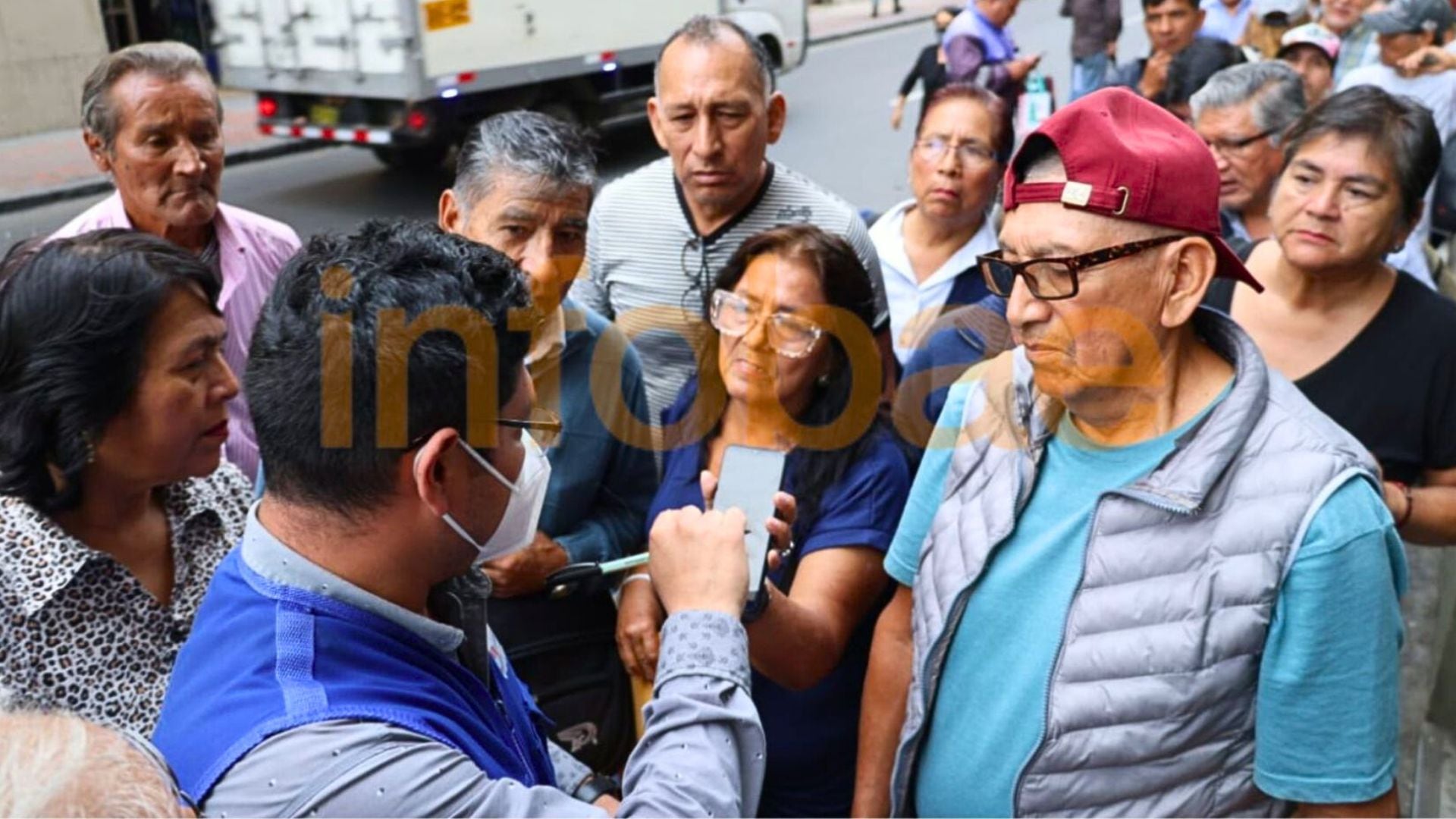 Representante de la secretaría técnica del Fonavi y fonavistas adultos mayores alrededor