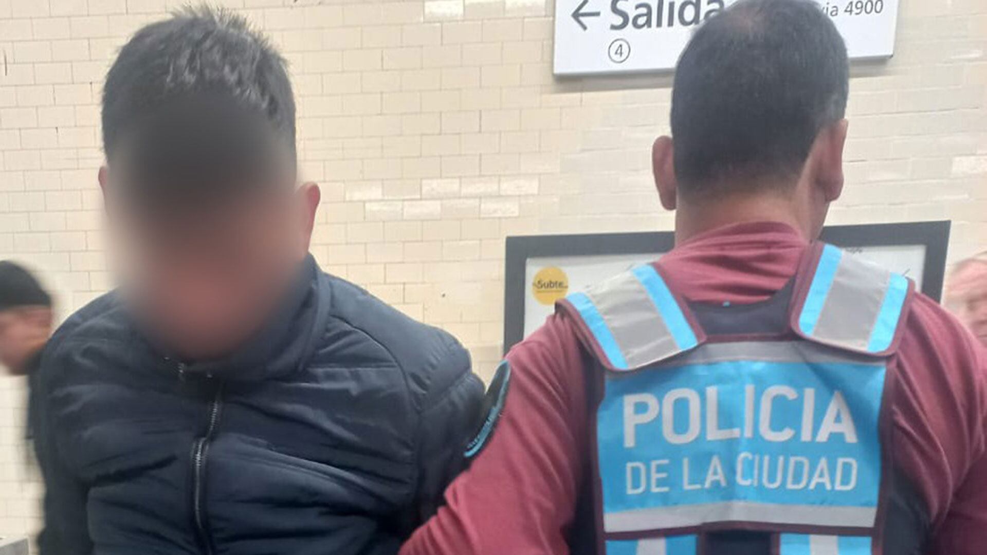 Expulsaron del país a un ciudadano chileno que intentó robar un teléfono celular en el subte