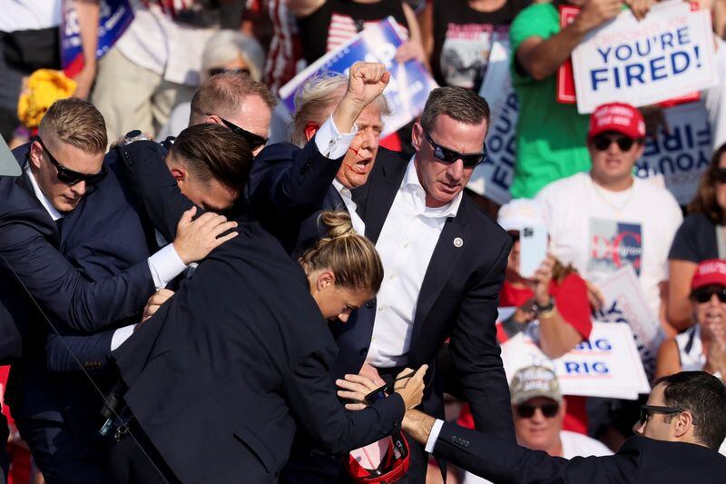 El candidato presidencial sufrió una herida en su oreja derecha - crédito Brendan McDermid/Reuters