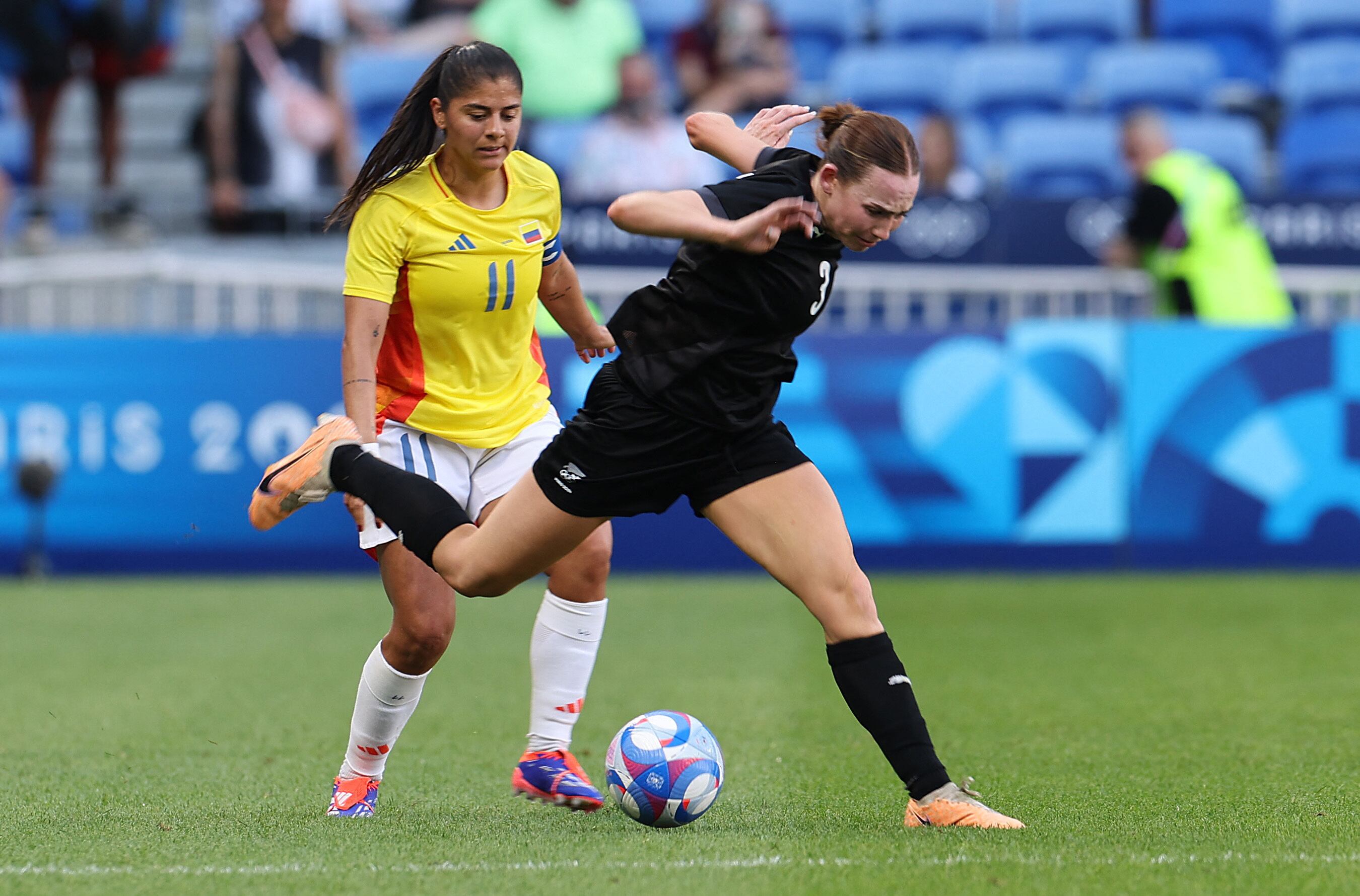 Mackenzie Barry de Nueva Zelanda y Catalina Usme de Colombia, protagonistas del partido por la fecha 2 que el combinado nacional ganó por 2-0 - crédito Nir Elias / REUTERS