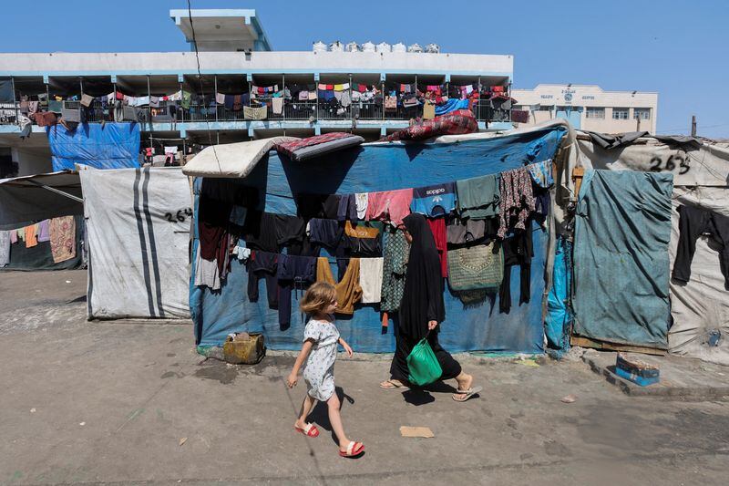 Palestinos desplazados se refugian en una escuela administrada por las Naciones Unidas (REUTERS/Ramadan Abed)