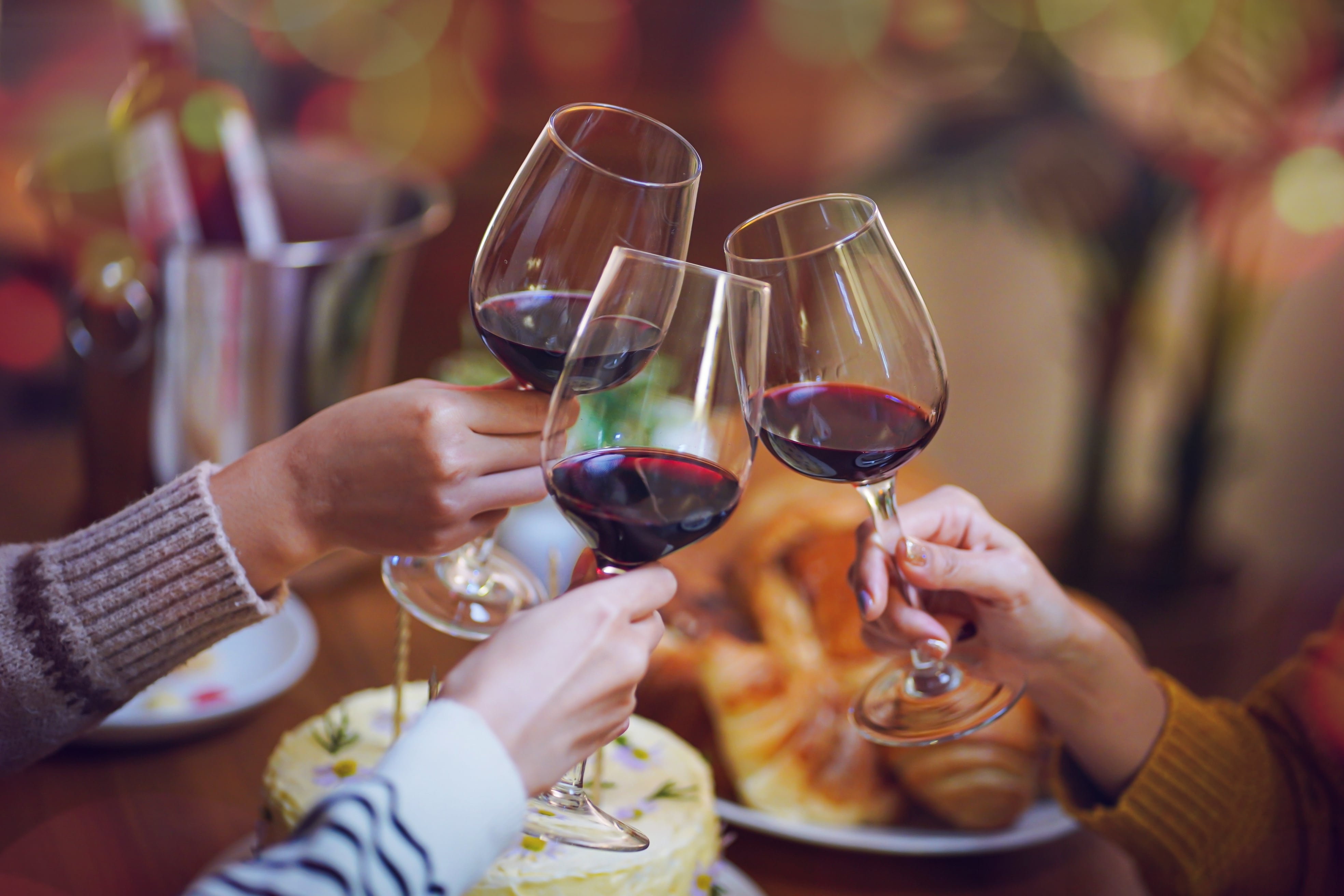 Unos amigos brindan sus copas de vino (Shutterstock España)