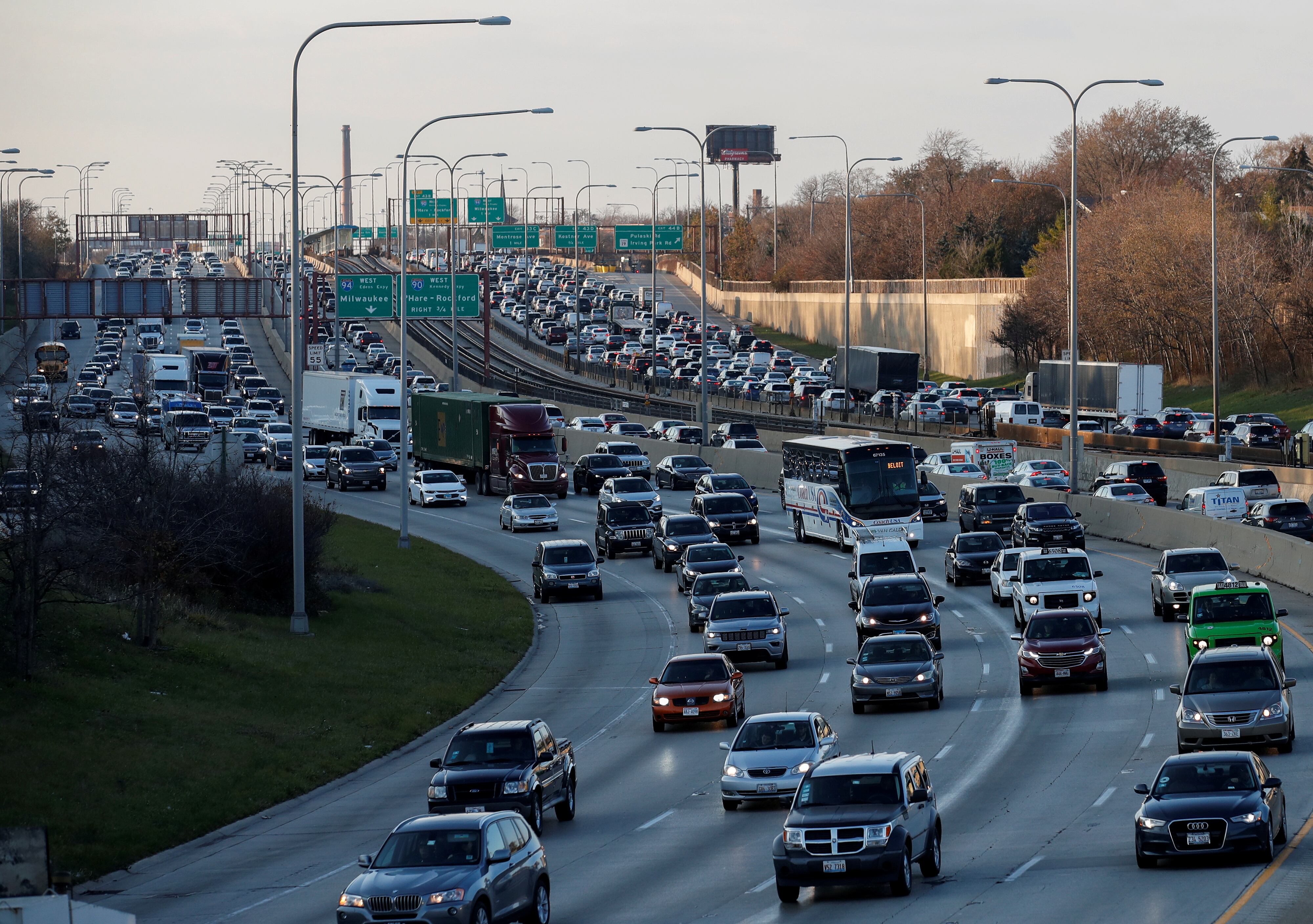 El tráfico en Chicago se complica por la red vial y el alto volumen de vehículos. (REUTERS/Kamil Krzaczynski)