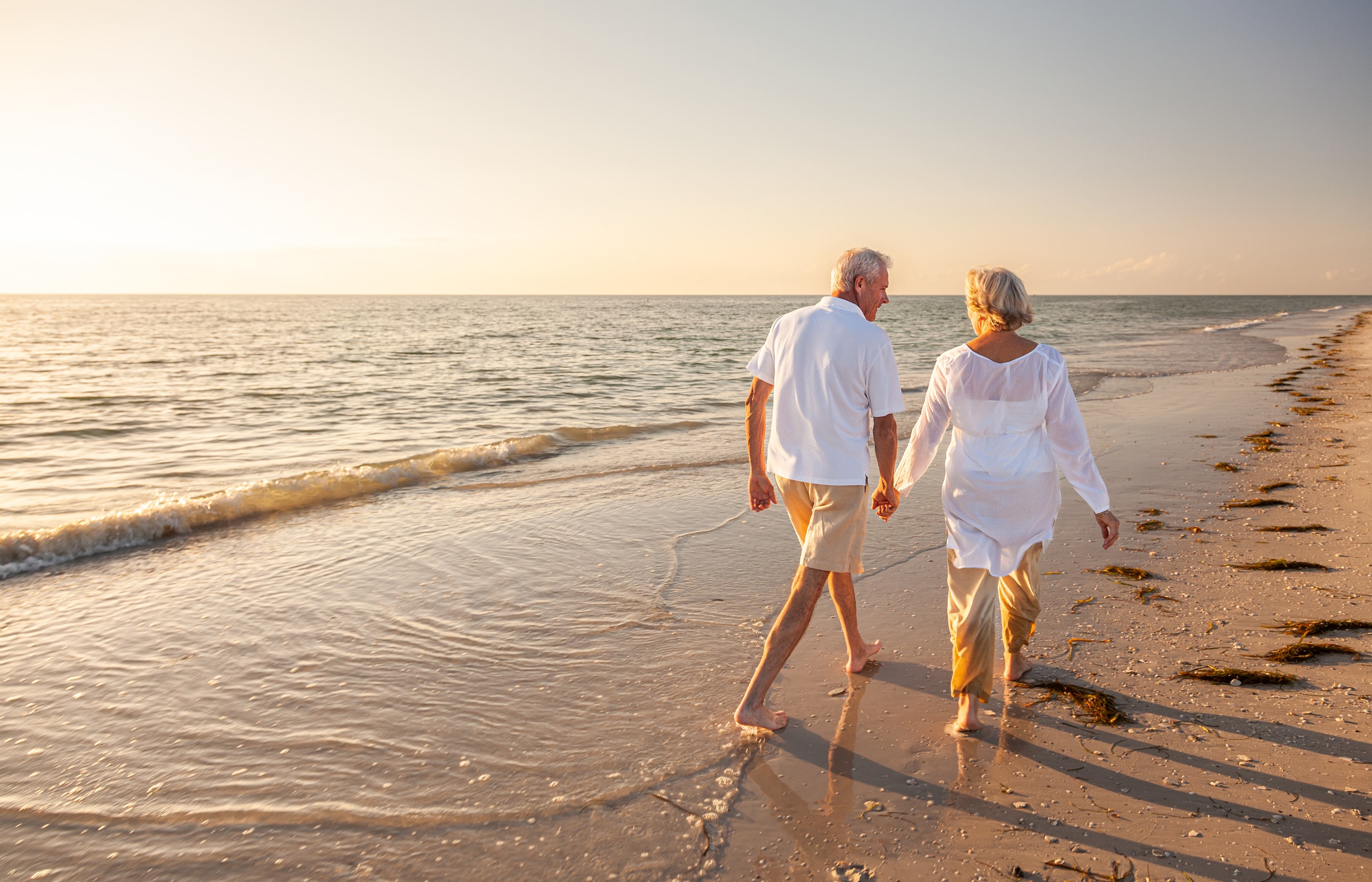 Dos jubilados en una playa (ShutterStock).