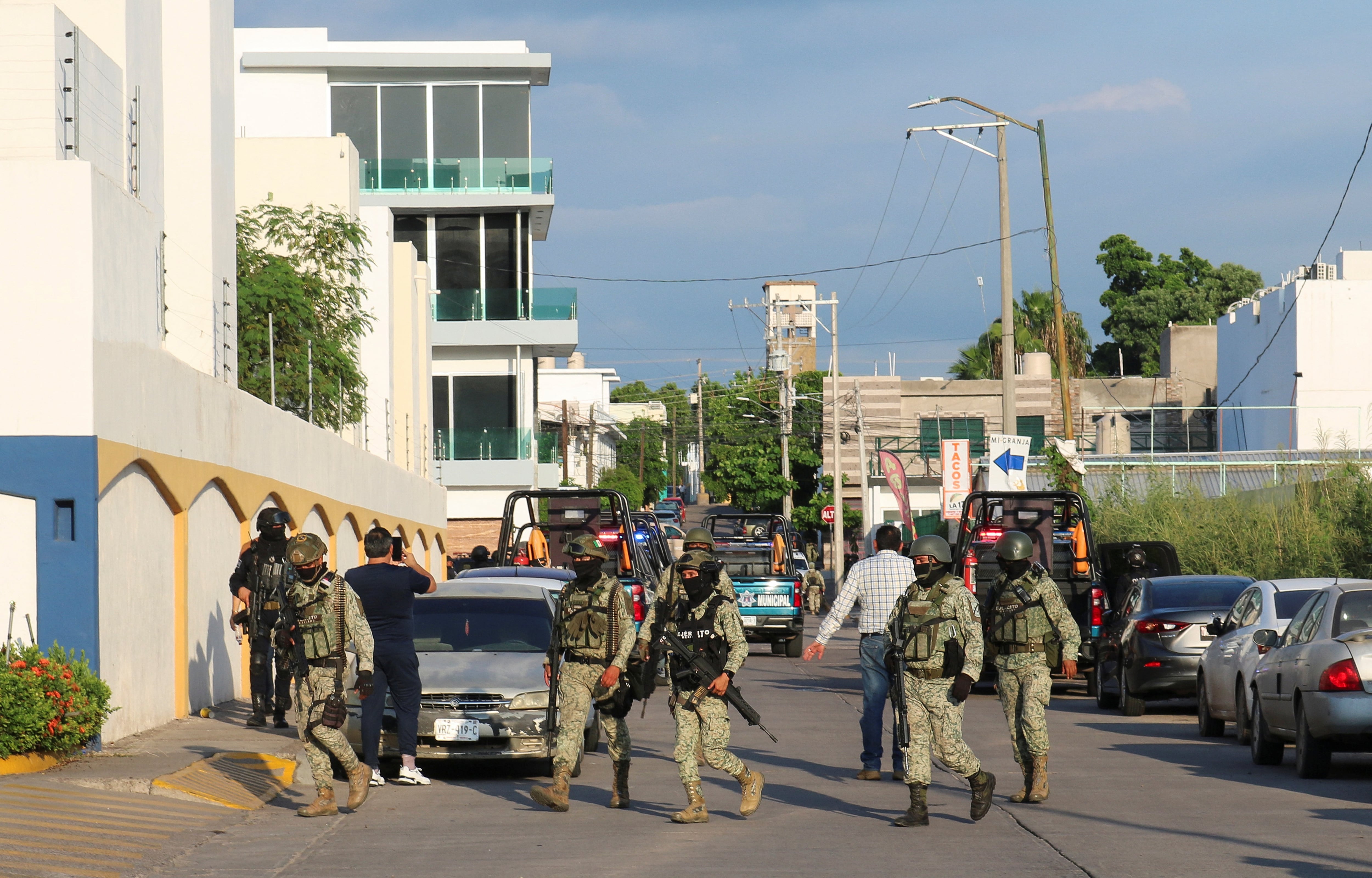 Soldados custodian una escena después de un enfrentamiento entre policías municipales y pistoleros, en Culiacán, México, 21 de septiembre de 2024.  REUTERS/Jesus Bustamante