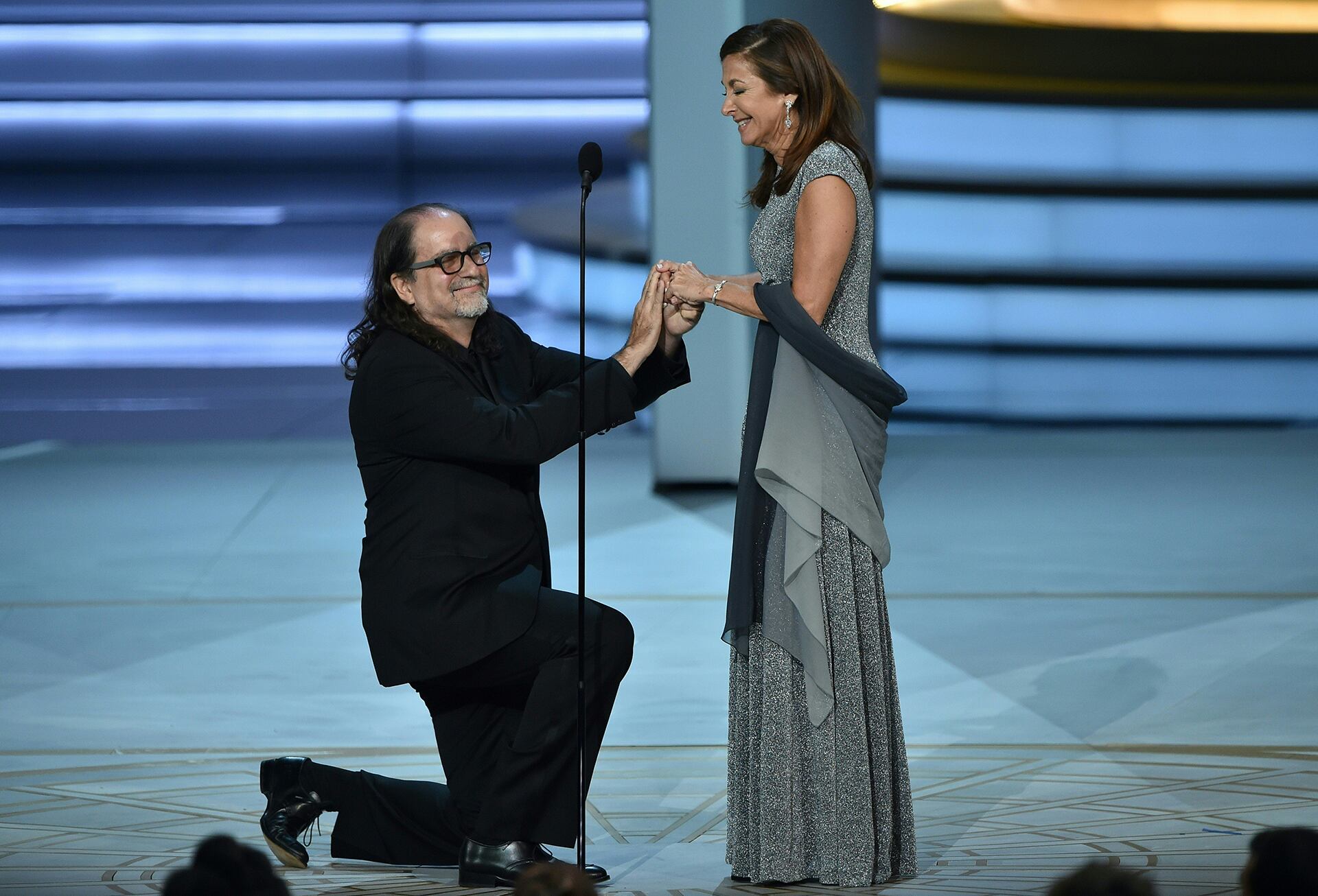 En los Premios Emmy 2018, el director Glenn Weiss propuso matrimonio a Jan Friedlander Svendsen usando el anillo de su madre fallecida (AFP PHOTO / Robyn BECK)