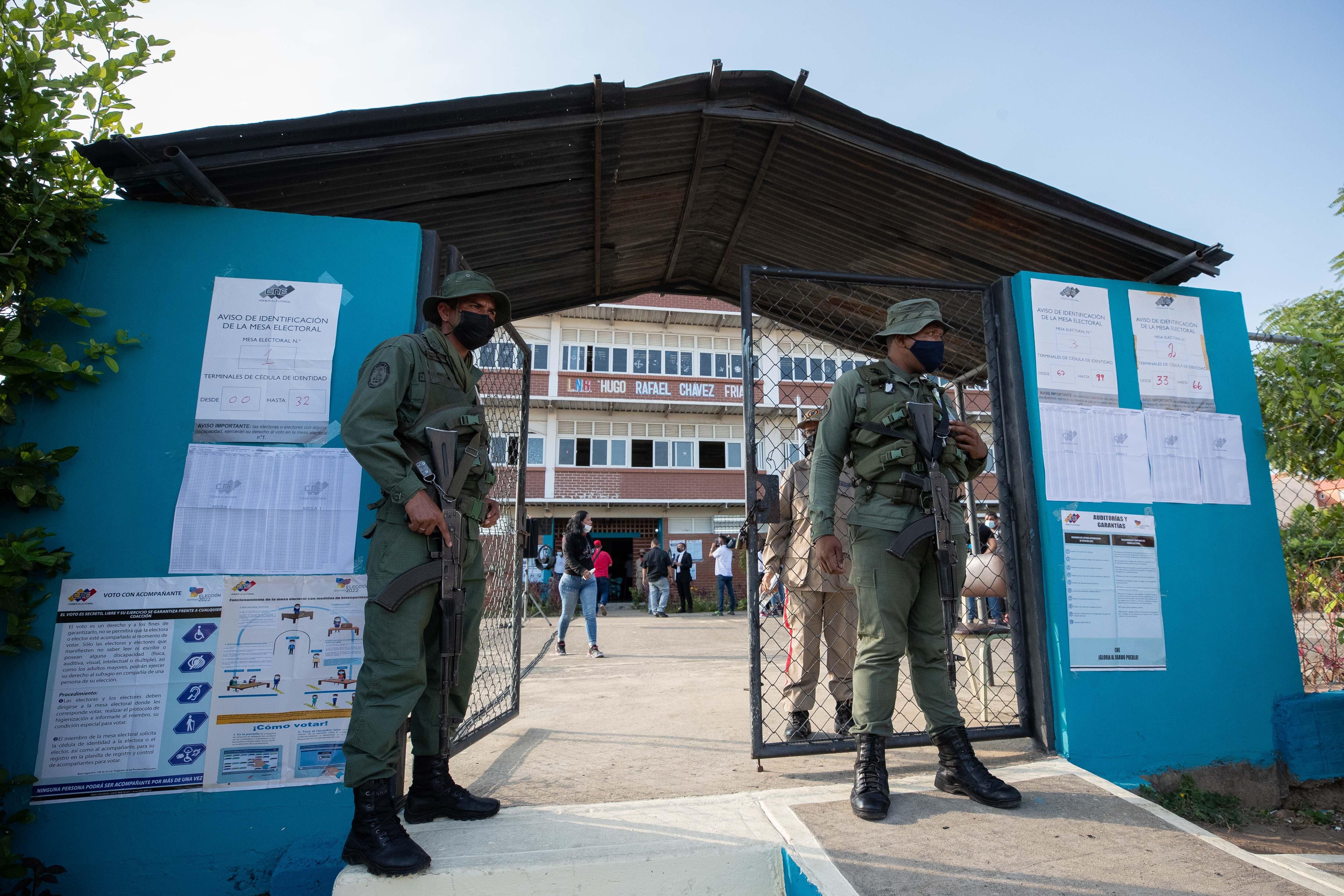 Militares custodian el acceso a un centro de votación de Barinas (EFE/Rayner Peña R) 