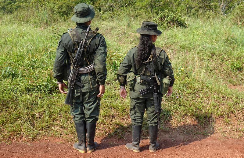 Los perfiles muestran videos de guerrilleros vestidos de camuflaje, dinero y vehículos de alta gama - crédito Luis Jaime Acosta/Reuters