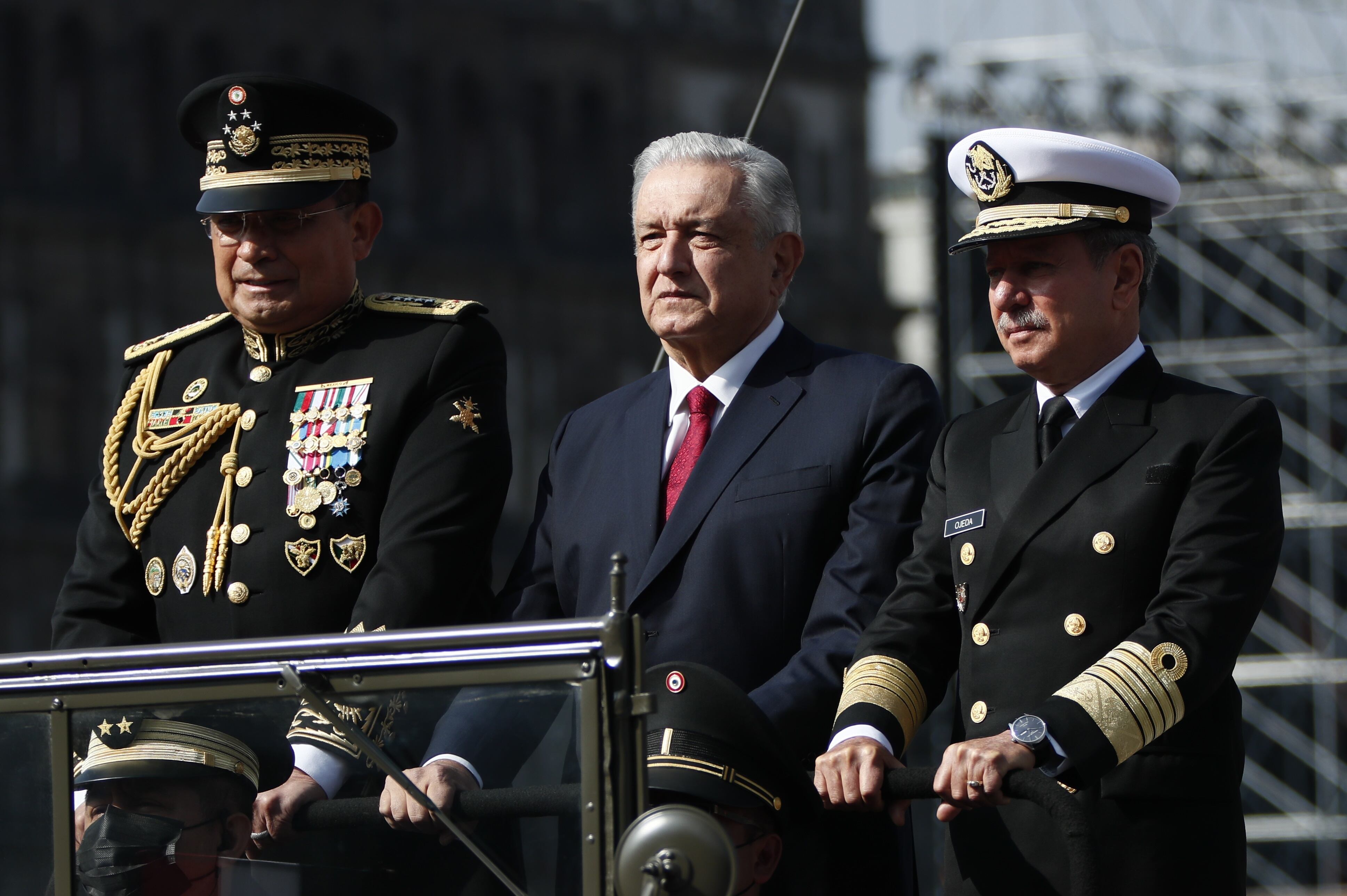 El presidente de México, Andrés Manuel López Obrador (c), acompañado del secretario de la Defensa Nacional, Luis Cresencio Sandoval (i), y del secretario de Marina, José Rafael Ojeda Durán (d). (EFE/ José Méndez)
