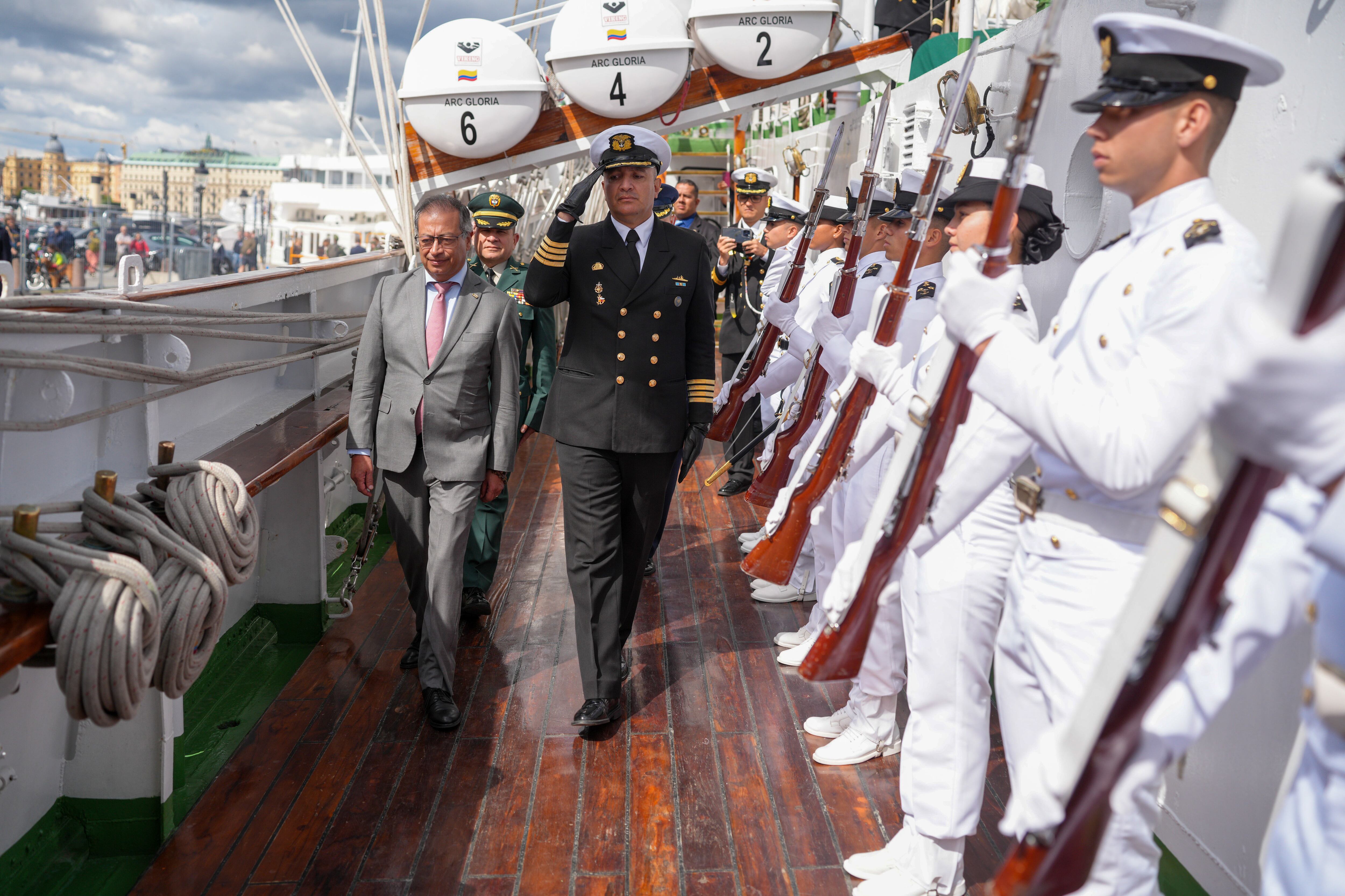 El presidente Gustavo Petro visitó el buque Gloria en Estocolmo