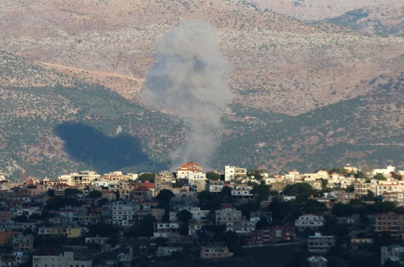 Israel bombardeó 30 infraestructuras de Hezbollah en El Líbano y reafirmó su ofensiva contra el grupo terrorista (REUTERS)