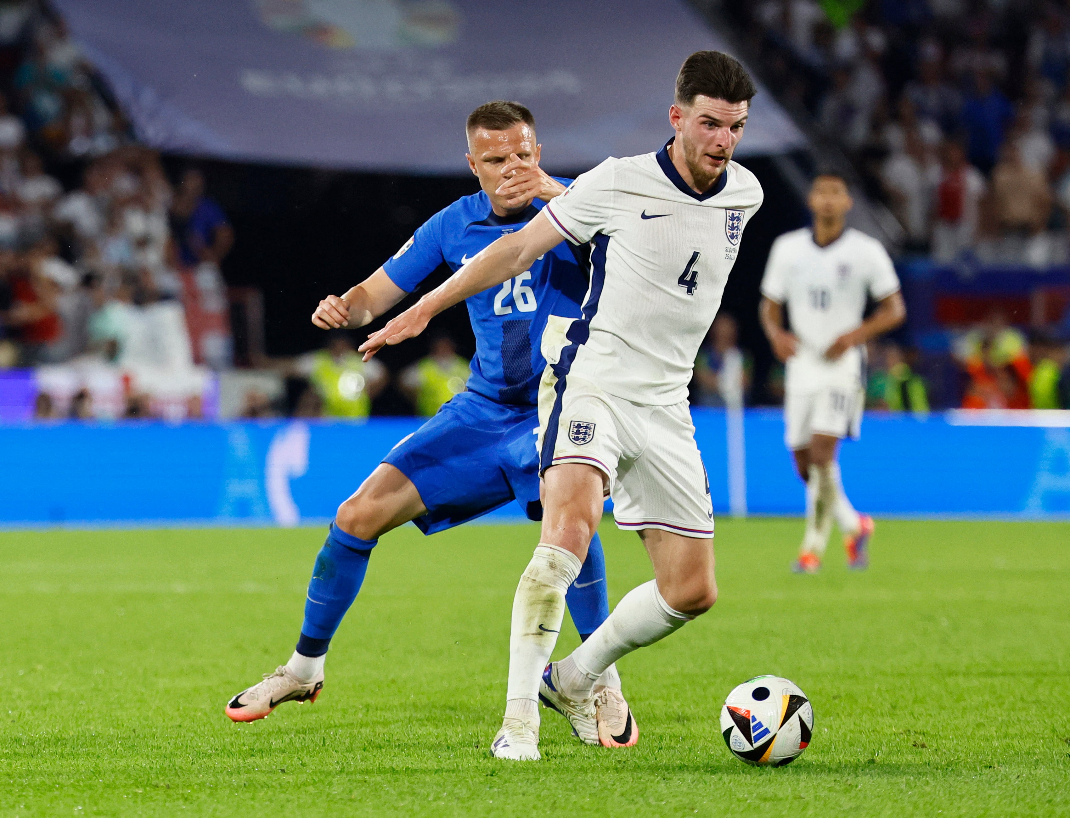 Josip Ilicic marca a Declan Rice en los pocos minutos que disputó en esta Eurocopa. Eslovenia jugará contra Portugal por los octavos de final (REUTERS/Wolfgang Rattay)