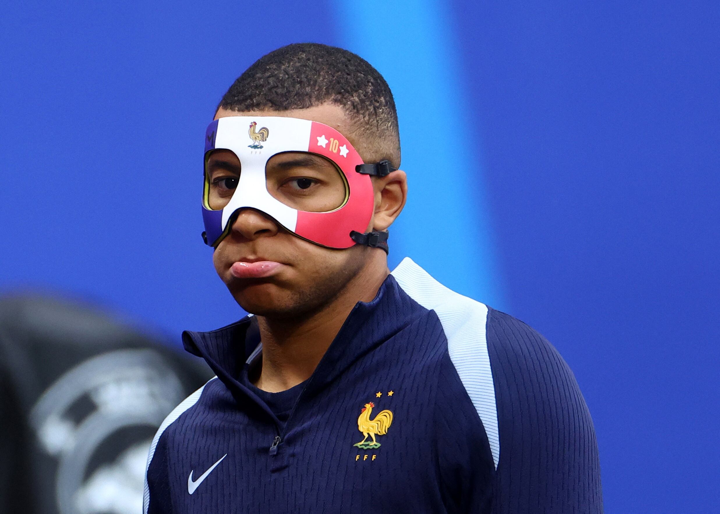 Mbappé probó distintas máscaras (Reuters)