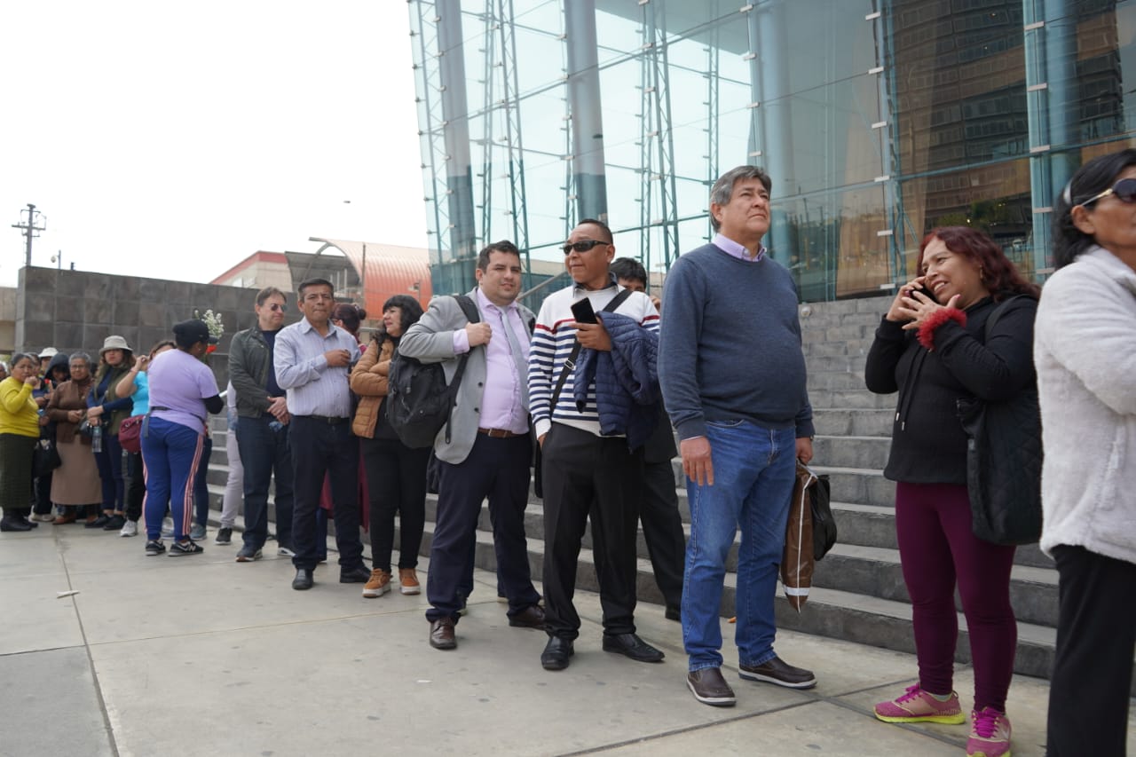 Miles de personas llegan al Ministerio de Cultura para darle el último adiós a Alberto Fujimori.