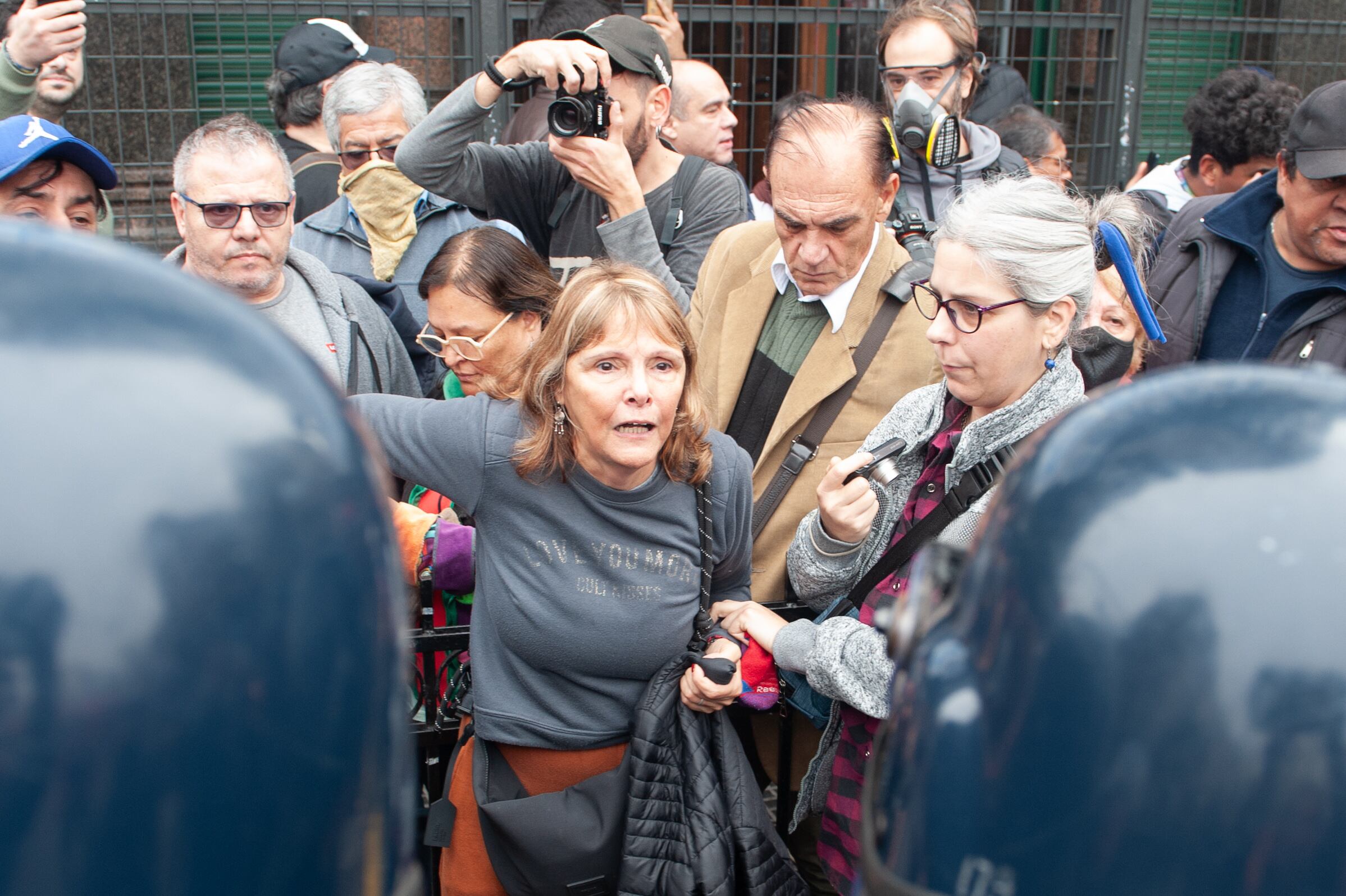 Tensión en el congreso mientras se debate la ley bases en el senado