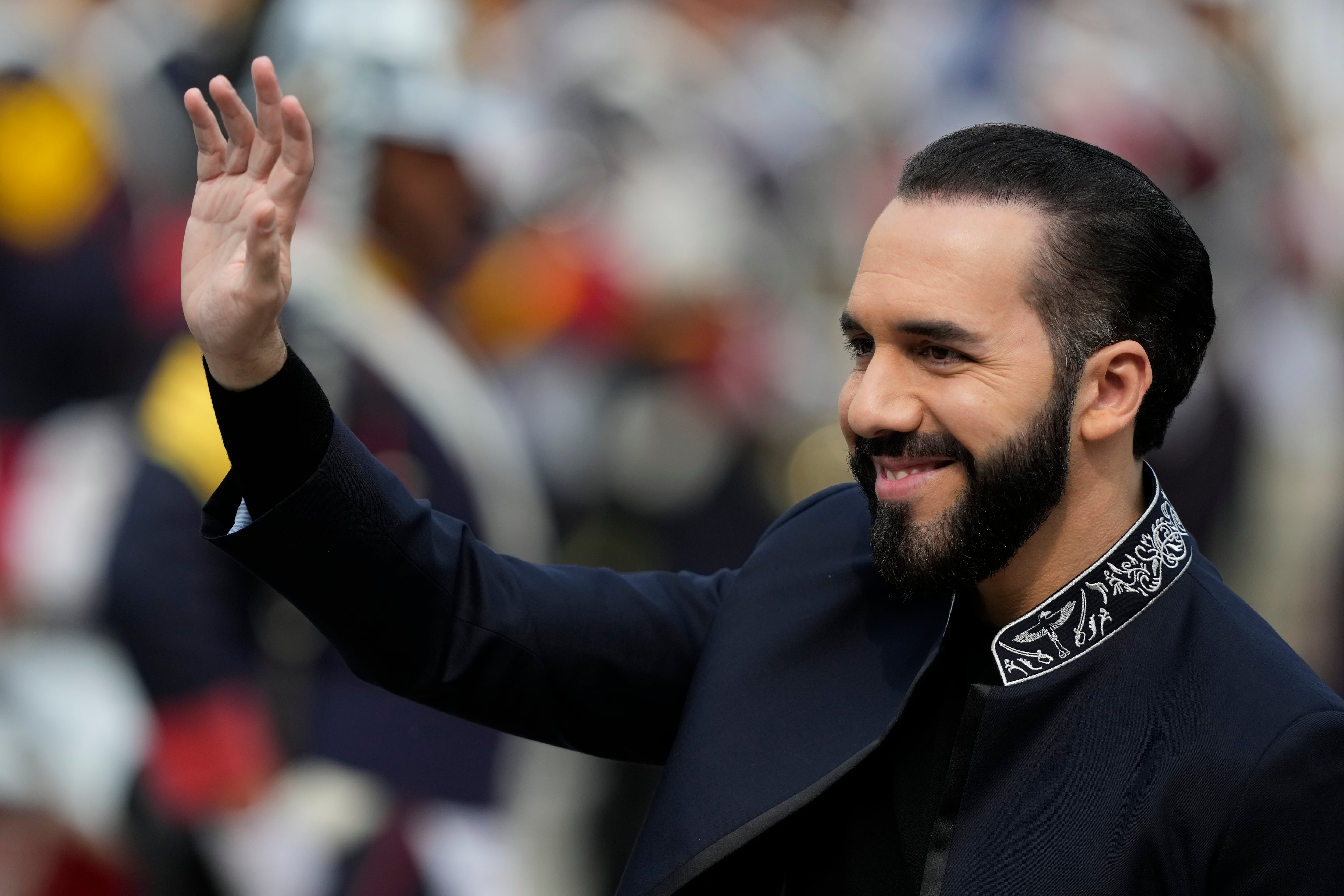 El presidente de El Salvador, Nayib Bukele, saluda después de una ceremonia en honor al héroe nacional argentino, el general José de San Martín, en Buenos Aires, Argentina, el lunes 30 de septiembre de 2024. (AP Foto/Natacha Pisarenko)