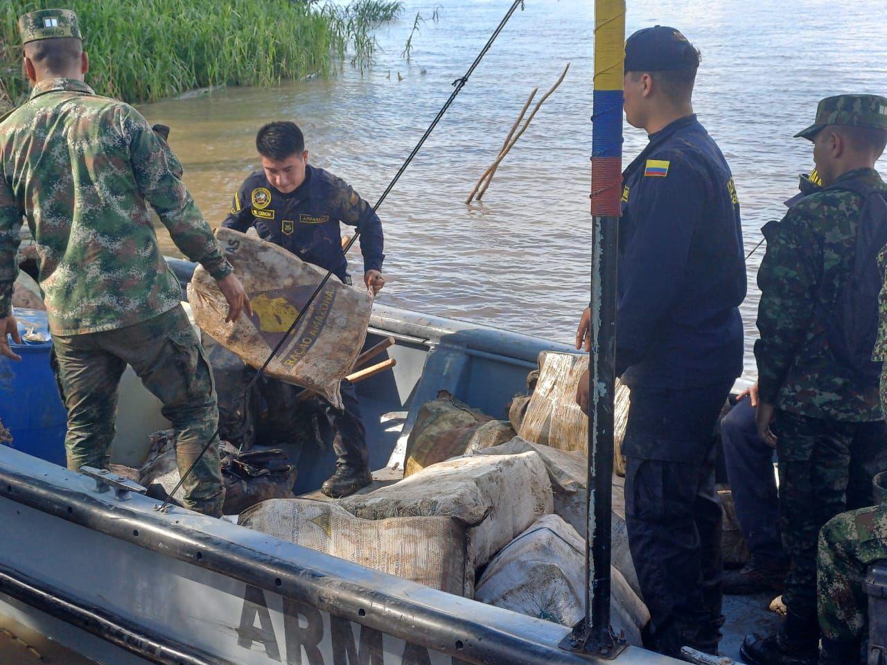 París, la perrita de las fuerzas militares en el Amazonas - crédito fuerzas militares