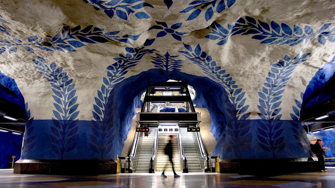 Las paredes de esta estación se encuentran decoradas con pinturas y obras de arte