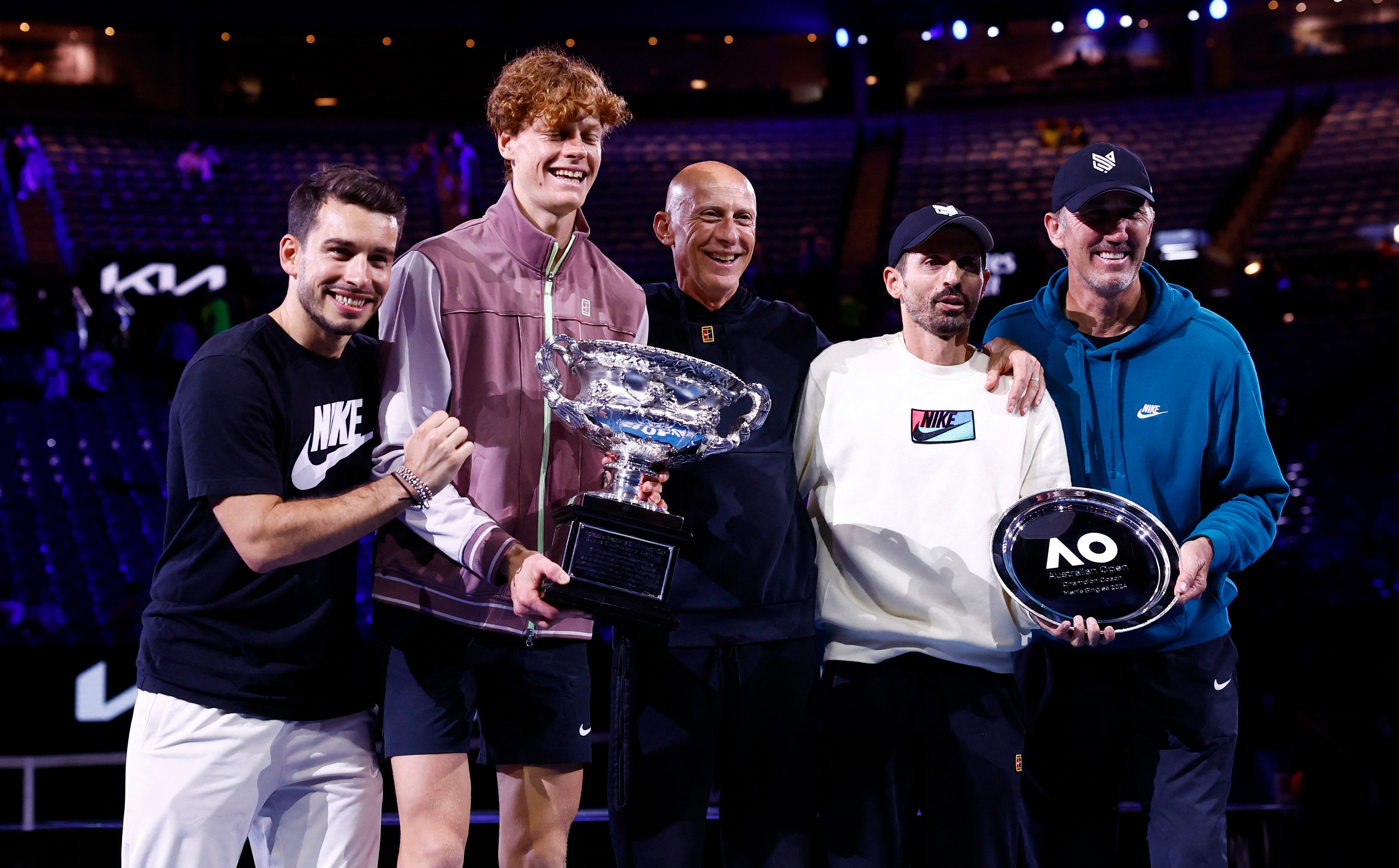 Jannik Sinner con sus entrenadores Darren Cahill y Simone Vagnozzi, además de los (ahora) ex integrantes de su equipo Giacomo Naldi y Umberto Ferrara tras ganar el Australian Open (Foto: Reuters/Issei Kato)