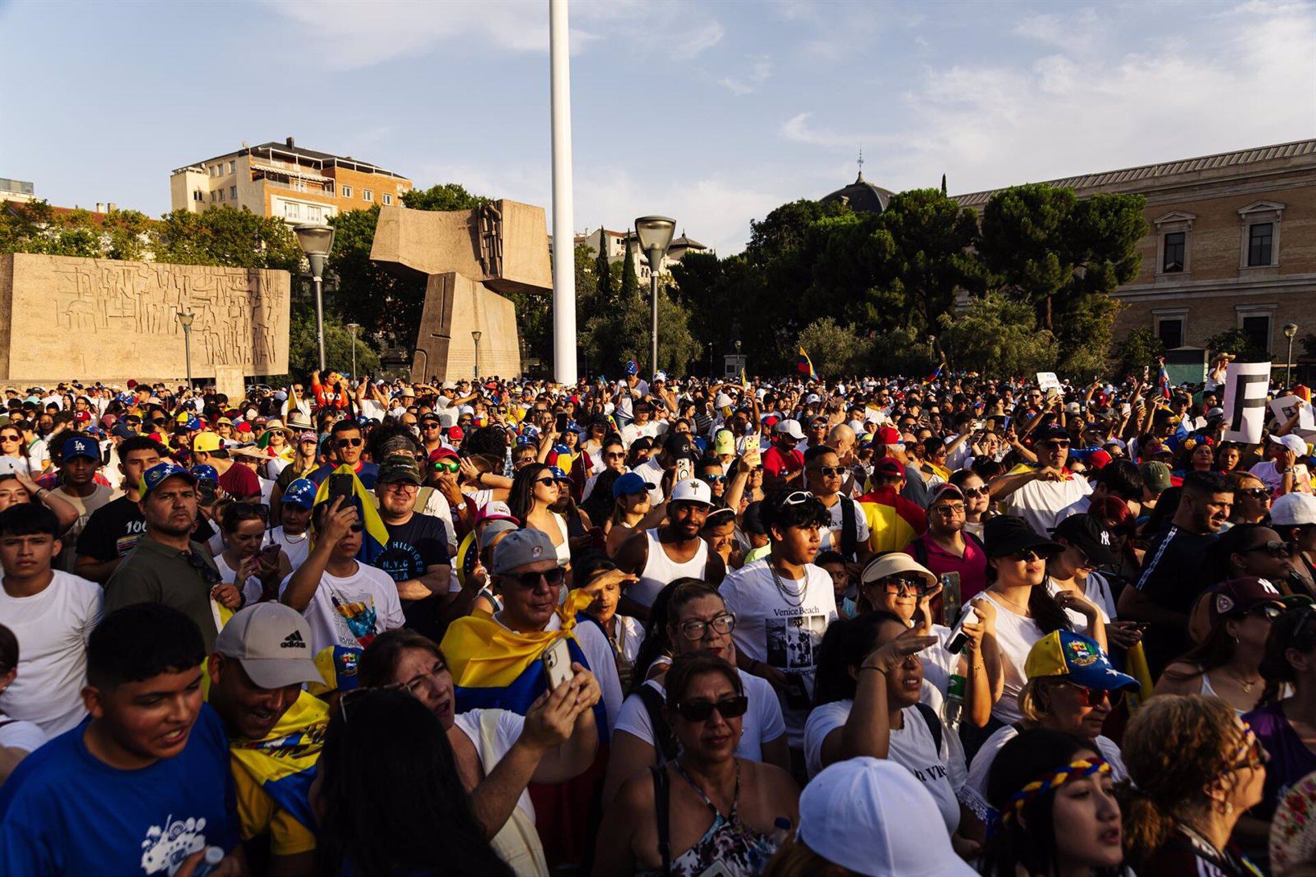 28/07/2024 Manifestantes durante una protesta en apoyo a la oposición venezolana, a 28 de julio de 2024, en Madrid (España). Hoy se celebran en Venezuela las elecciones presidenciales. Comando ConVzla ha convocado una manifestación, secundada por el PP de Madrid, para mostrar su apoyo hacia la líder opositora venezolana, María Corina Machado, y al candidato de la oposición, Edmundo González, ambos parte de la Plataforma Unitaria Democrática (PUD), que pretenden ganar las elecciones frente al actual presidente, Nicolás Maduro.
POLITICA 
Carlos Luján - Europa Press
